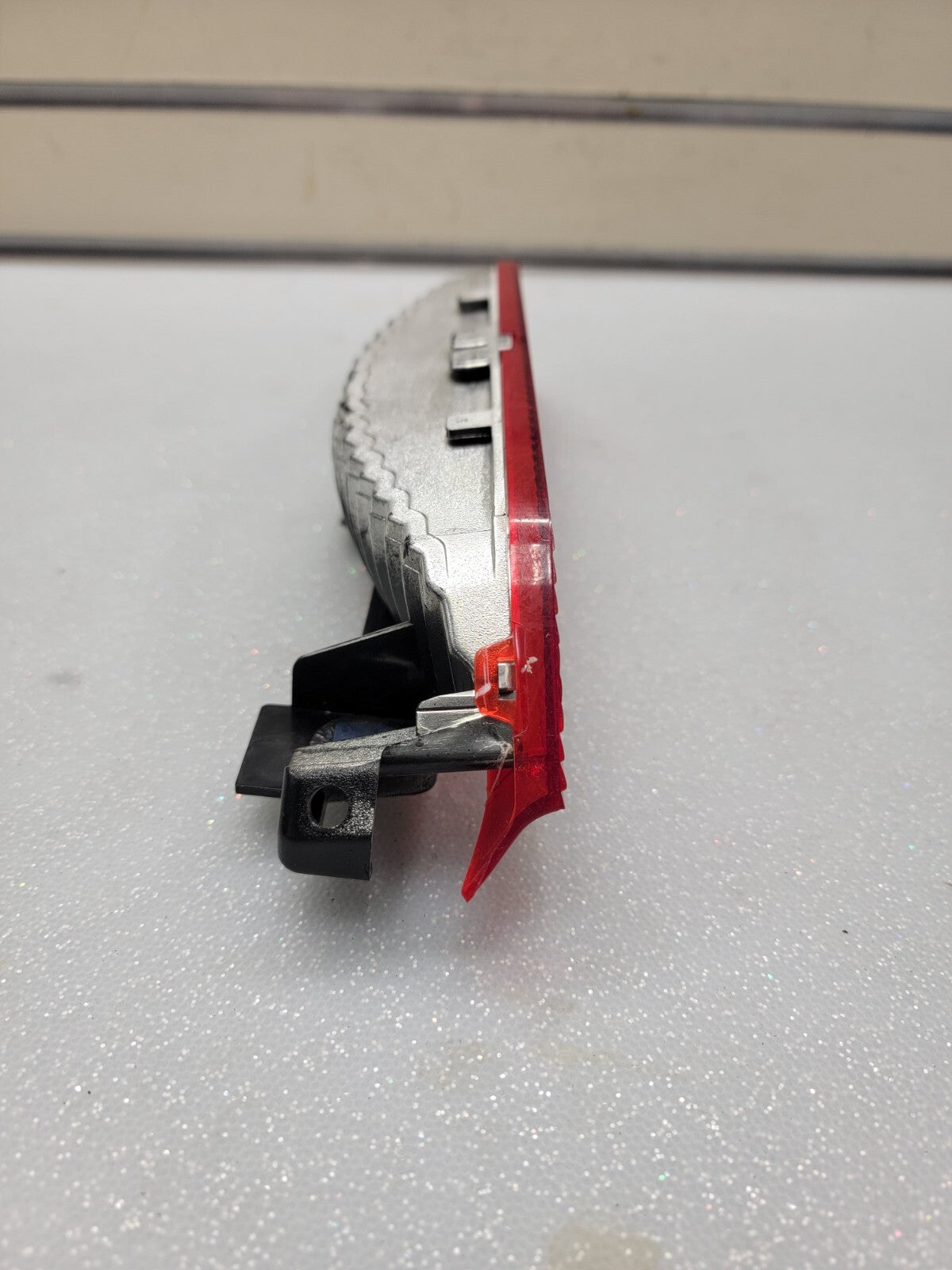 03-08 VIBE MATRIX OEM CENTER 3RD THIRD HIGH MOUNT BRAKE LIGHT LAMP/VM