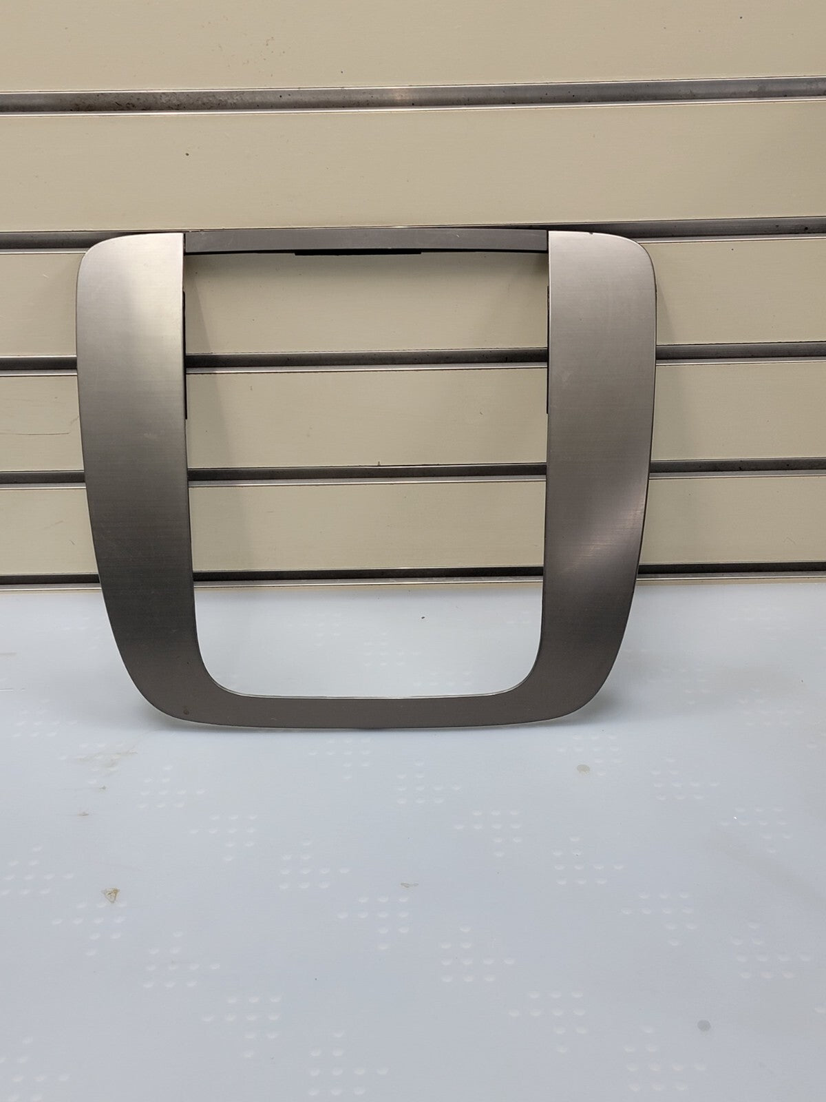 🔥07-13 SUBURBAN TAHOE YUKON CENTER DASH RADIO BEZEL TRIM SILVER