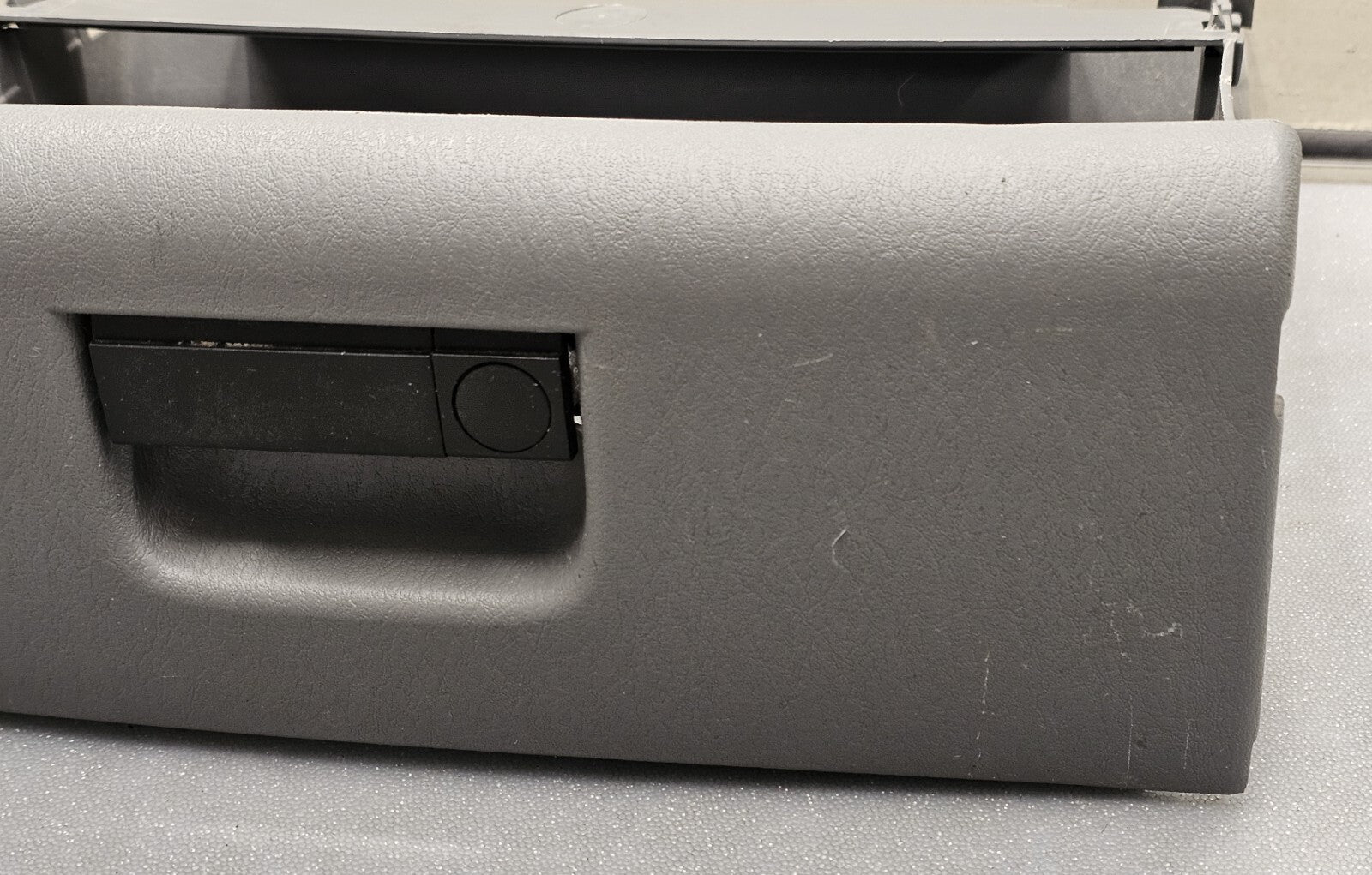 🔥01-07 CARAVAN TOWN COUNTRY DASH GLOVE BOX COMPARTMENT LID COVER ASSEMBLY GRAY
