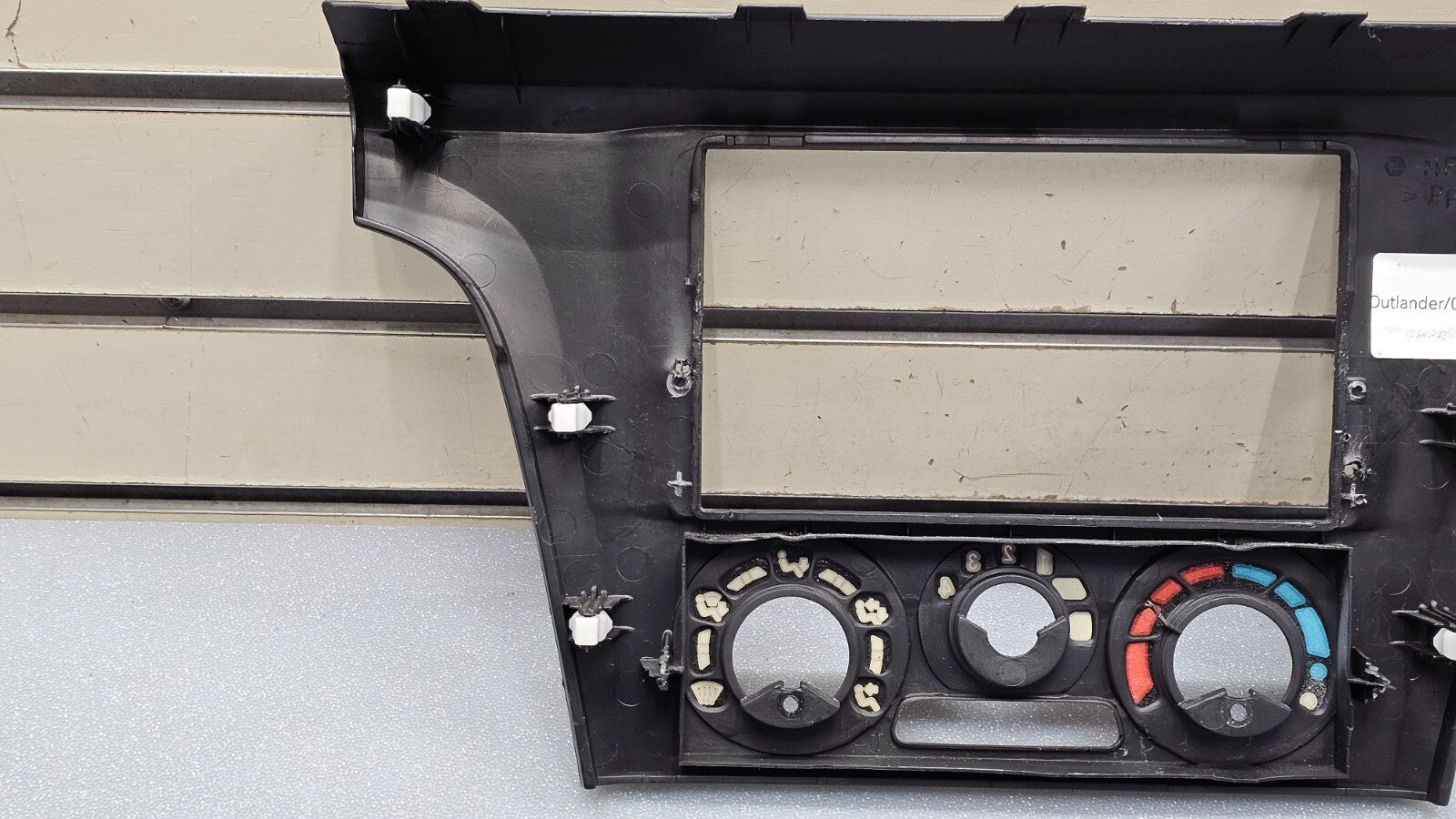 🔥03-06 MITSUBISHI OUTLANDER FRONT CENTER DASH RADIO CLIMATE CONTROL BEZEL TRIM