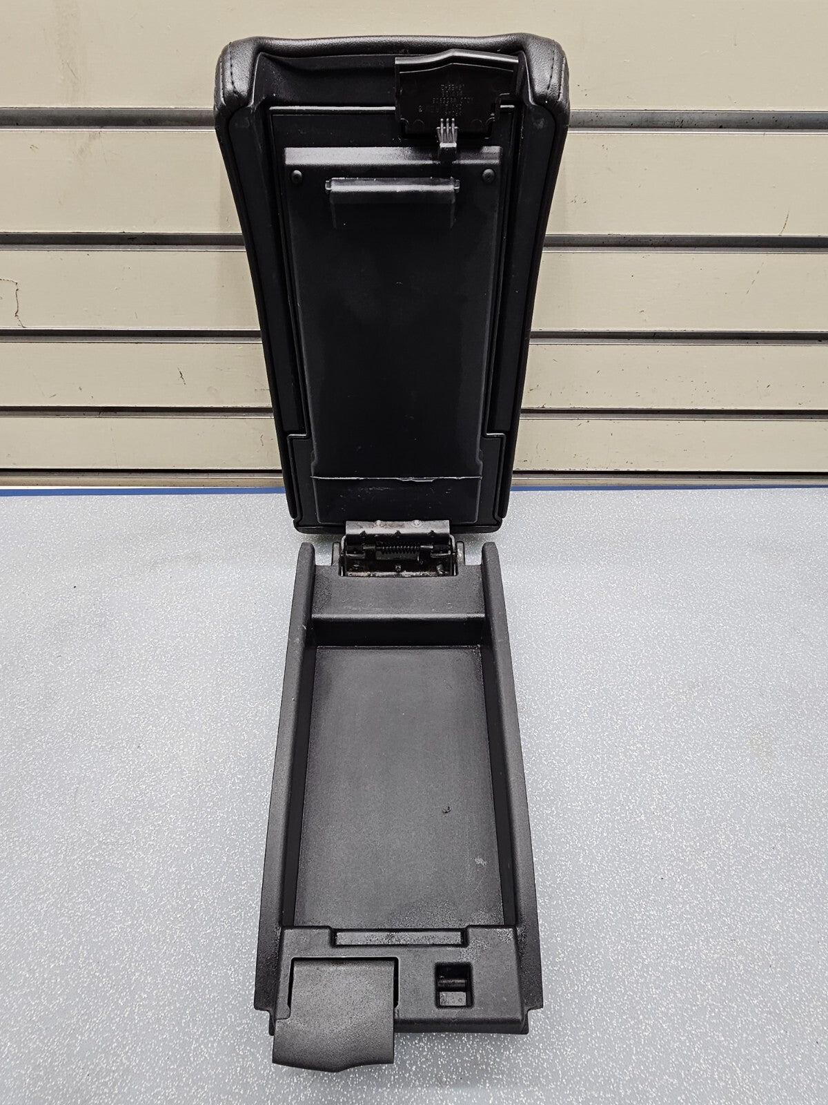 🔥08-12 Chevy Malibu CENTER CONSOLE LID ARMREST ASSEMBLY STORAGE COVER BLACK OEM