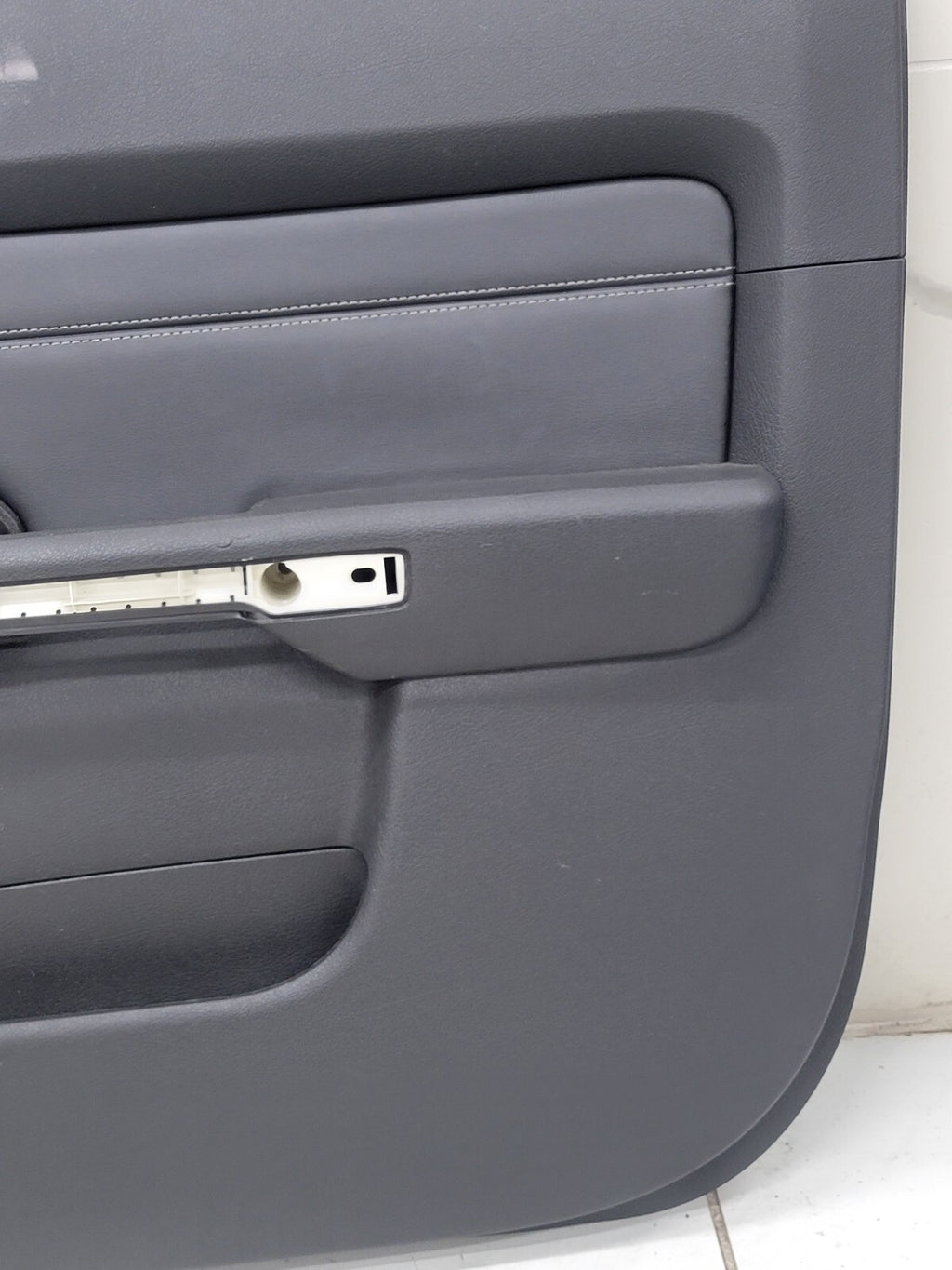 06-10 HUMMER H3 PASSENGER RIGHT FRONT DOOR TRIM PANEL DARK GRAY OEM