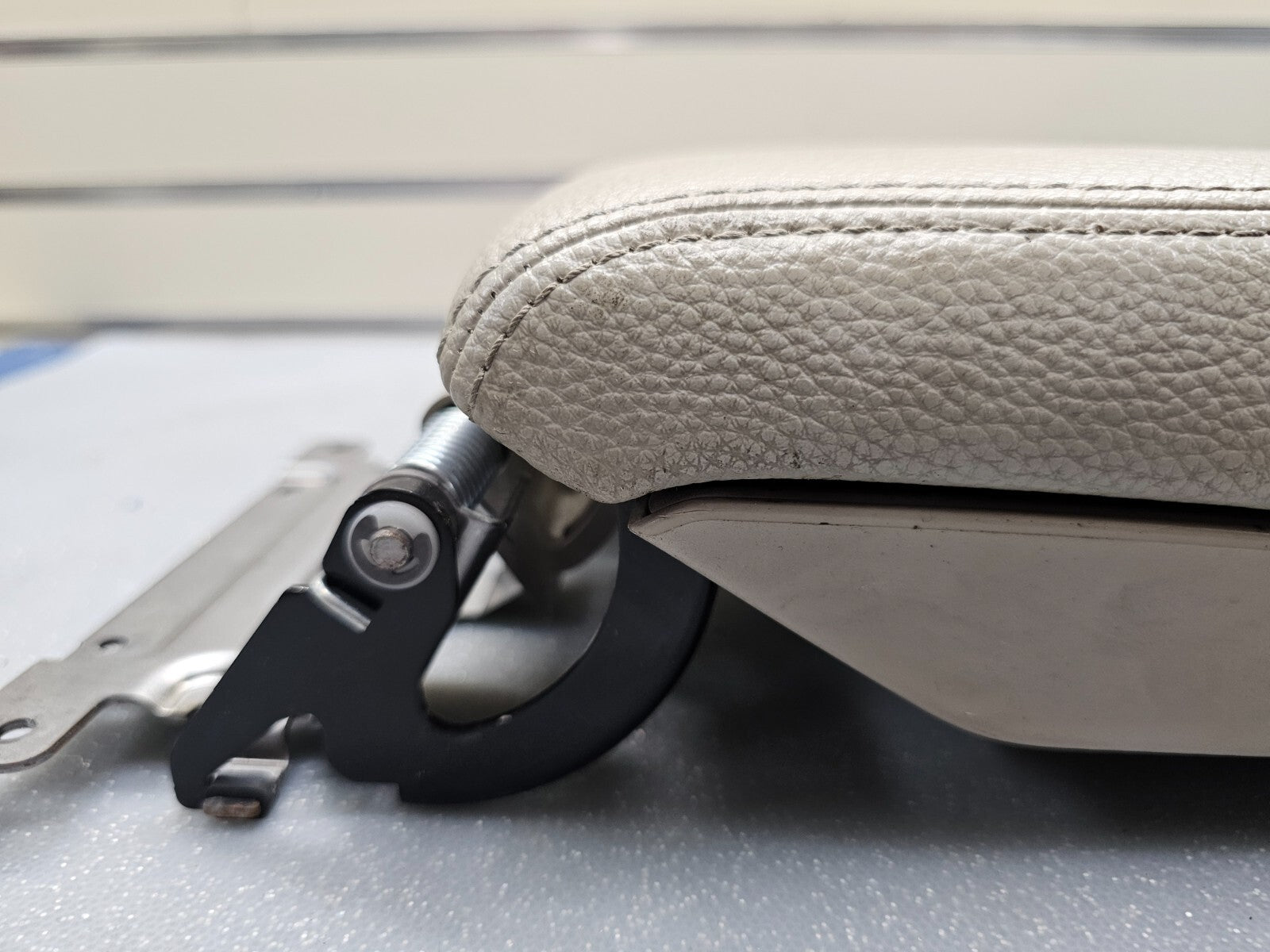 🔥10-14 LEGACY OUTBACK CENTER CONSOLE ARMREST LID COVER TOP PAD ASSEMBLY TAN OEM