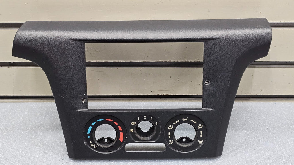 🔥03-06 MITSUBISHI OUTLANDER FRONT CENTER DASH RADIO CLIMATE CONTROL BEZEL TRIM