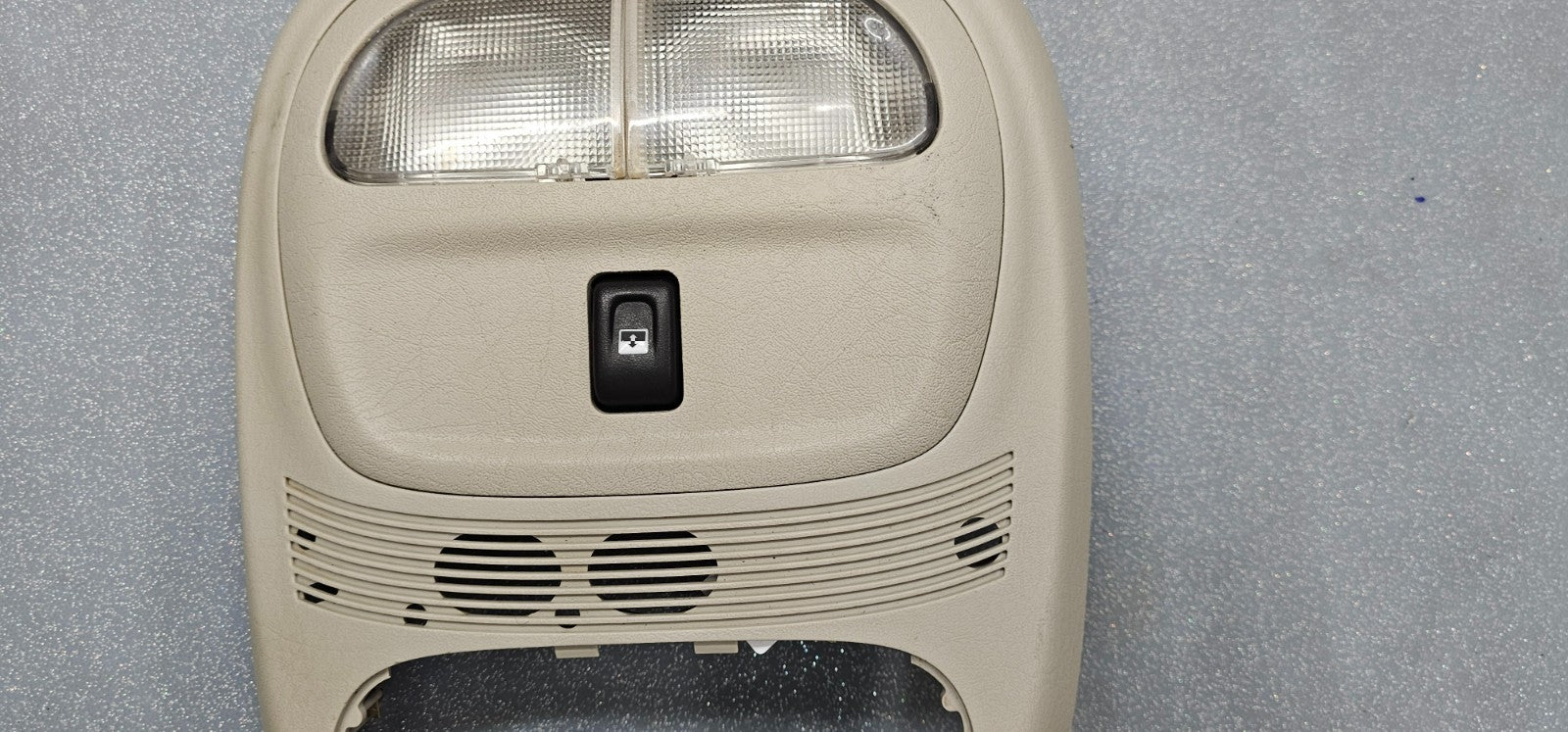 02-09 CHEVY TRAILBLAZER OVERHEAD CONSOLE DOME LIGHT MAP COMPARTMENT TAN