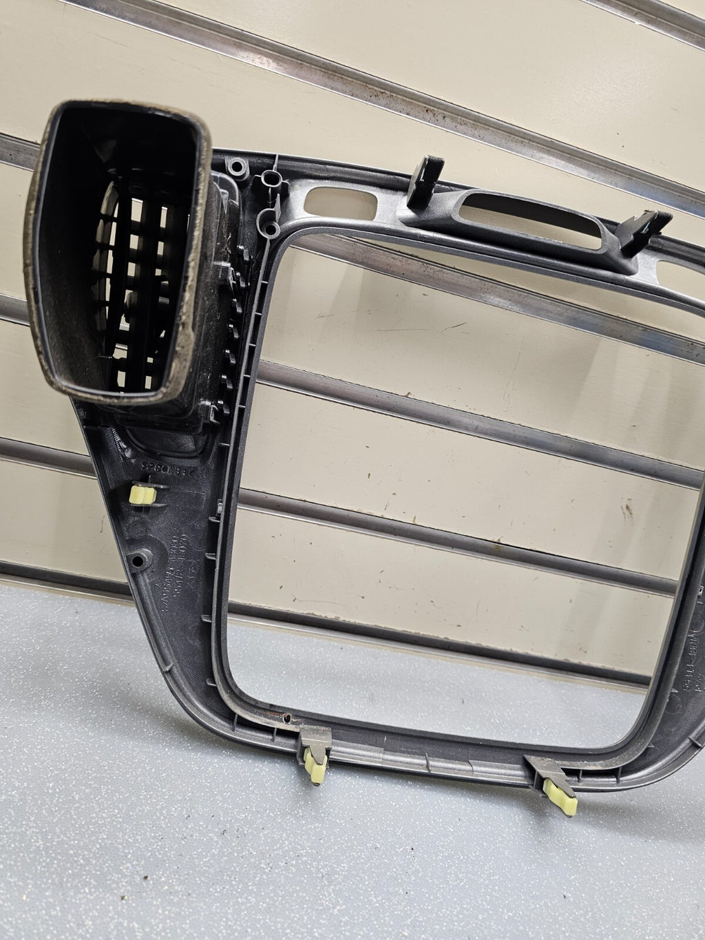 01-07 TOYOTA HIGHLANDER CENTER DASH RADIO CLIMATE TRIM SURROUND BEZEL SILVER B66
