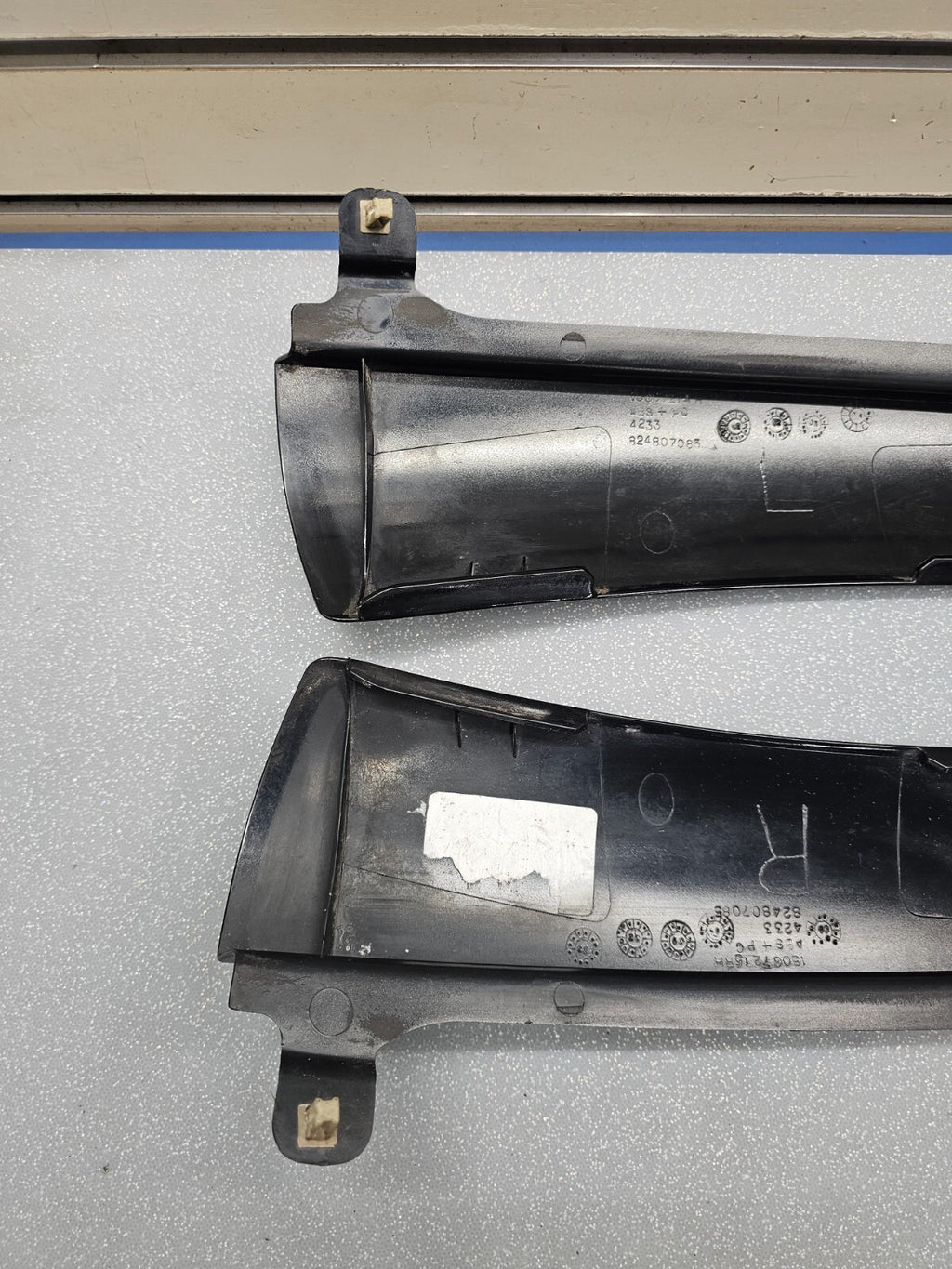 🔥2002-2009 Chevrolet TRAILBLAZER Rear Lift Gate Pillar Trim Molding BLACK SET 2