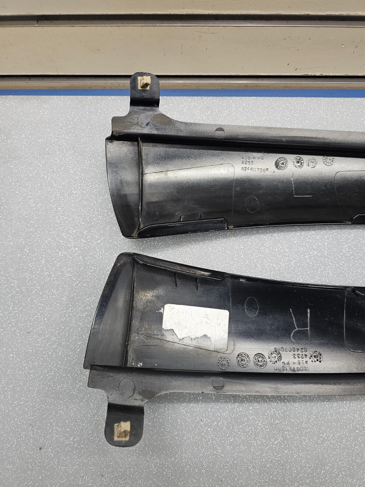 🔥2002-2009 Chevrolet TRAILBLAZER Rear Lift Gate Pillar Trim Molding BLACK SET 2