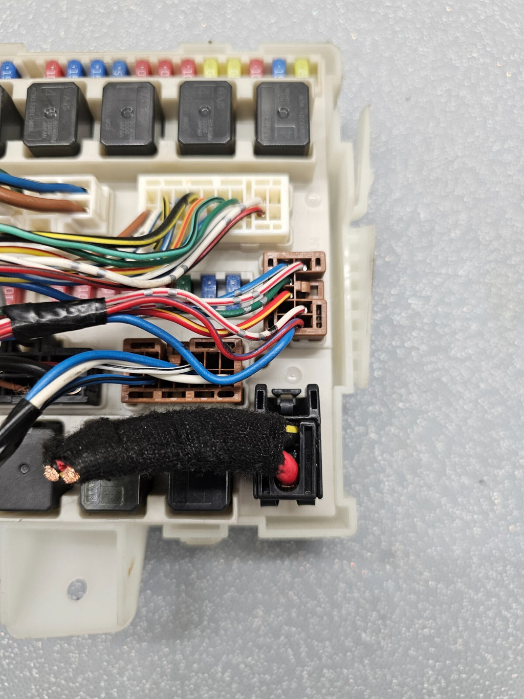 06-10Nissan Titan Armada Fuse Box Body Control Distribution Module Unit Assembly