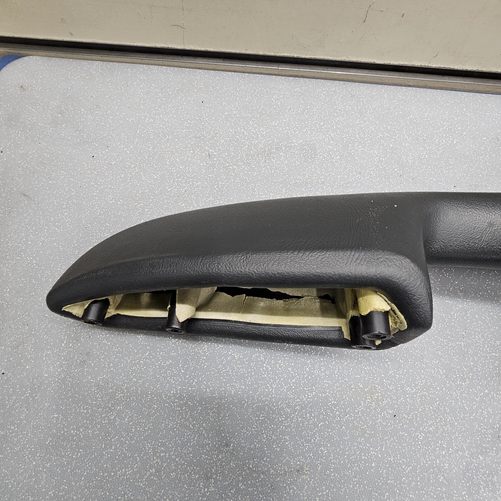 99-06 Chevy GMC Silverado Door Panel ARMREST Front RIGHT Handle GRAPHITE H3 MANU