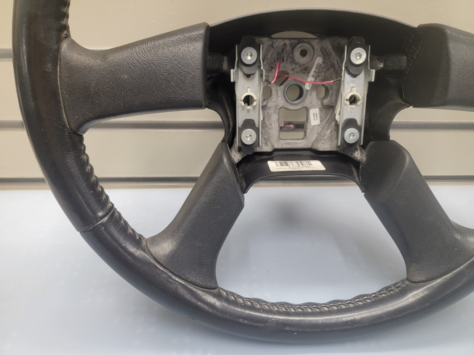 02-09 Trailblazer Envoy03-06 SILVERADO SIERRA YUKON STEERING WHEEL LEATHER BLACK