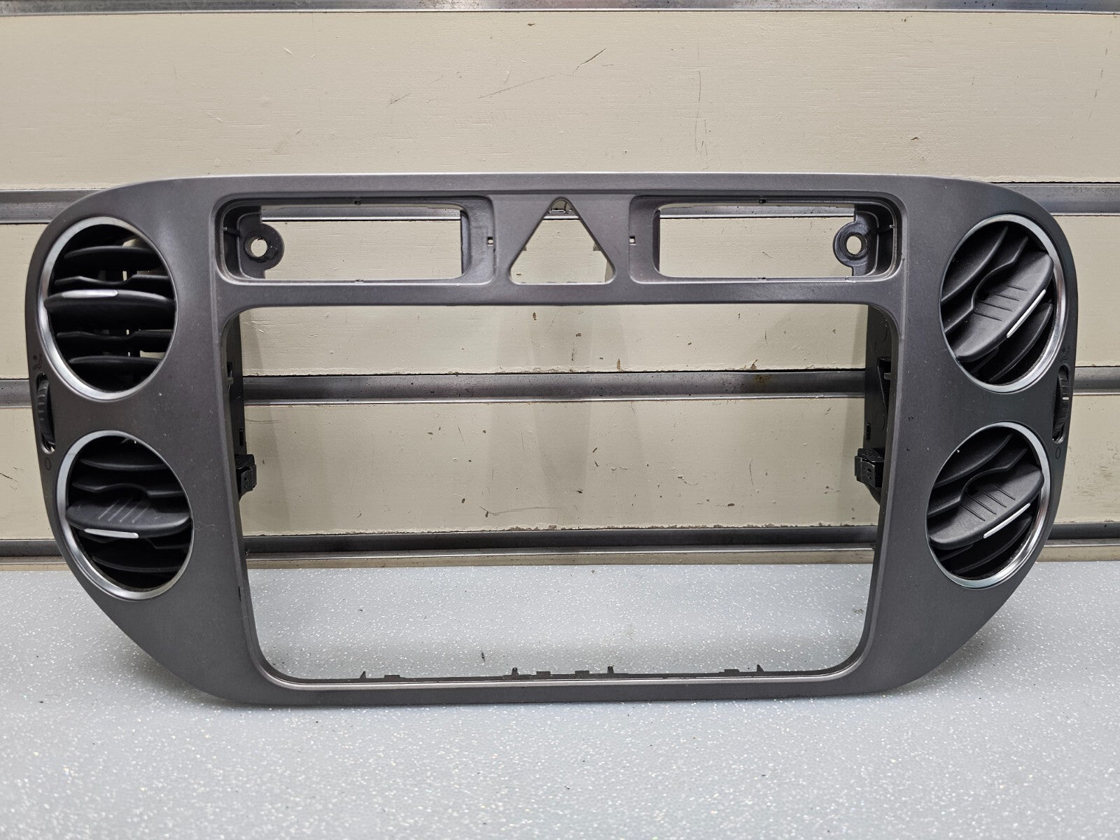 09-11 VW TIGUAN CENTER DASH RADIO SURROUND BEZEL TRIM PANEL CLIMATE CONTROL GRAY