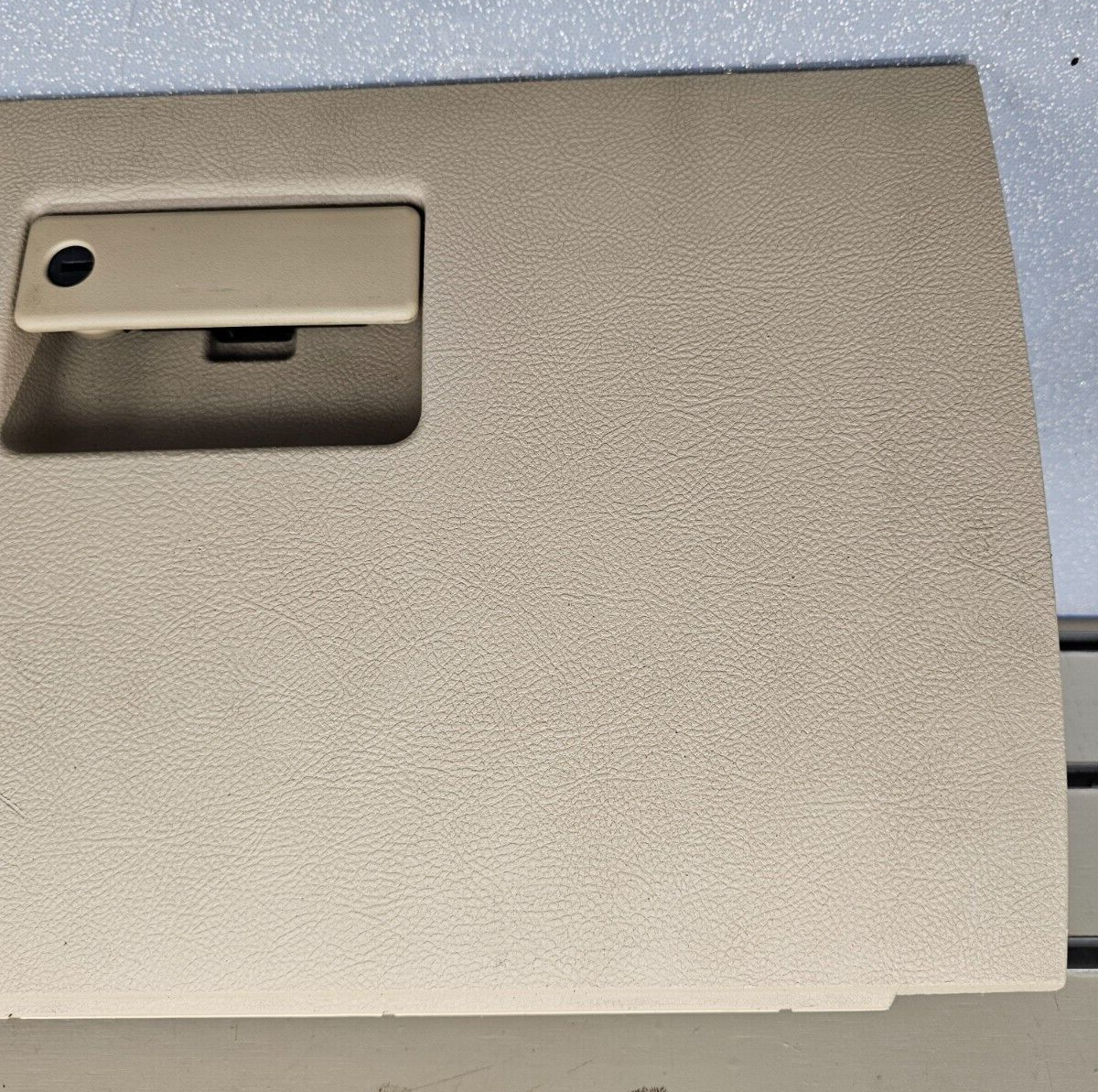 03-06 NAVIGATOR DASH GLOVE BOX STORAGE COMPARTMENT INSTRUMENT PANEL ASSEMBLY TAN
