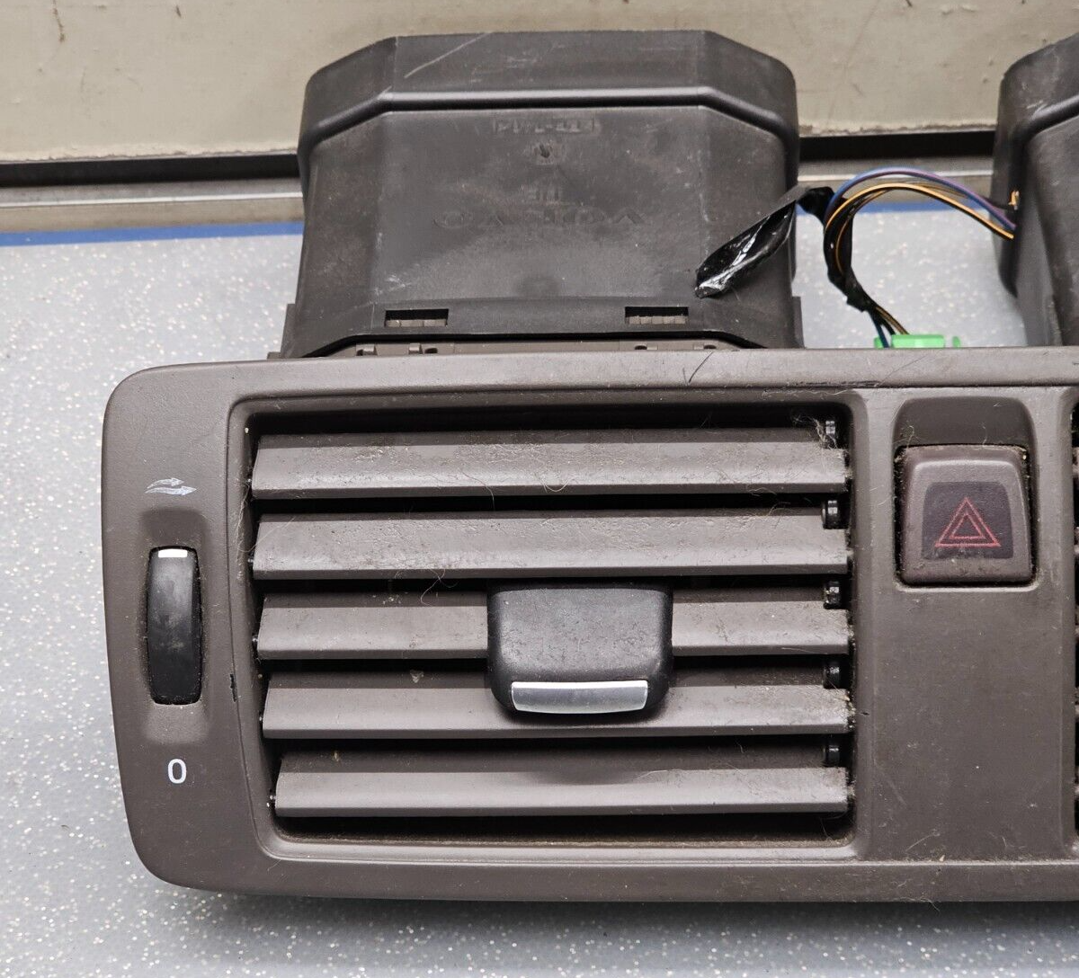 04-07 Volvo S40 Front Middle Dash Center Air Vent Heater Conditioning Bezel Tan