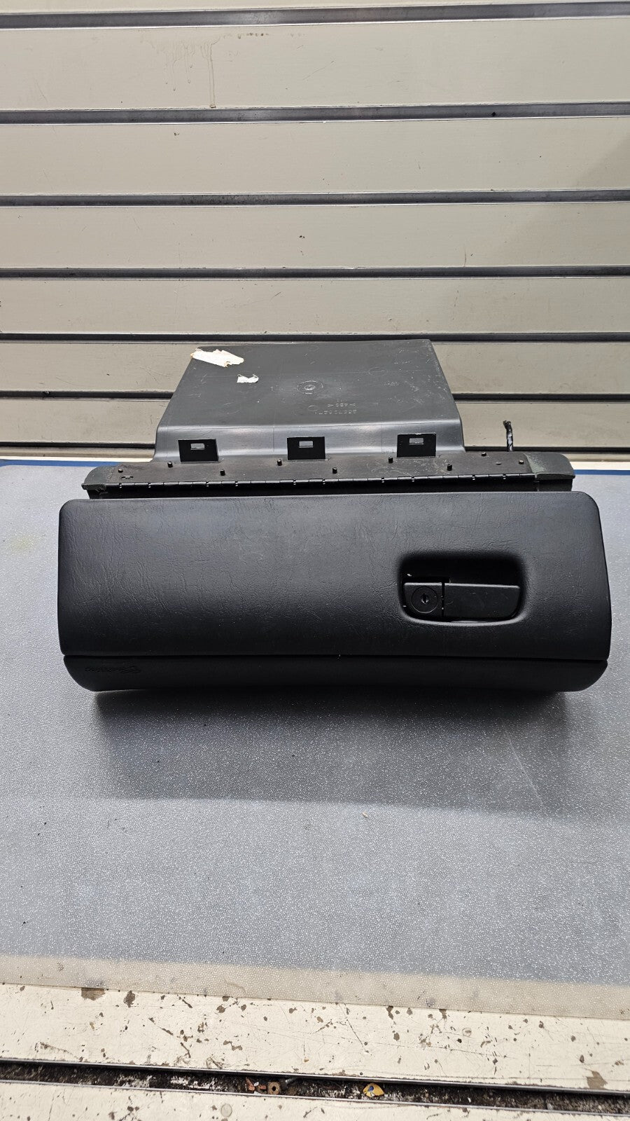 🔥00-05 DEVILLE DASH GLOVE BOX STORAGE COMPARTMENT ASSEMBLY BLACK