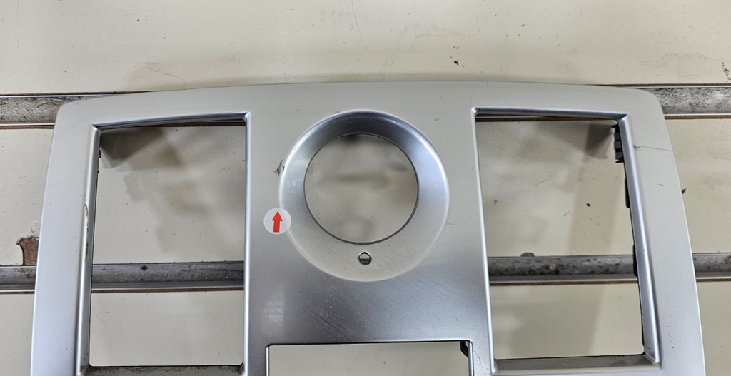 05-07 CHRYSLER 300 RADIO BEZEL CENTER AIR VENTS Storage CARBON SILVER B16