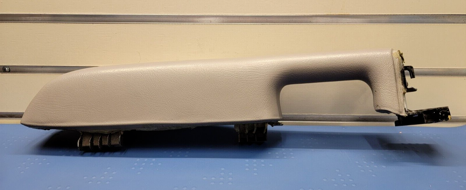 03-06 Silverado SIERRA TAHOE Door Panel ARMREST Front right Handle light gray H2
