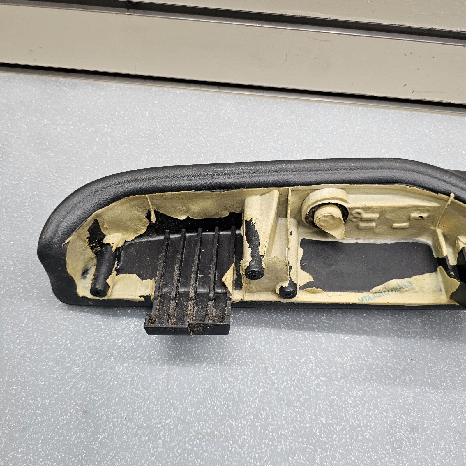 99-06 Chevy GMC Silverado TAHOE Door Panel ARMREST Front LEFT Handle GRAPHITE H3