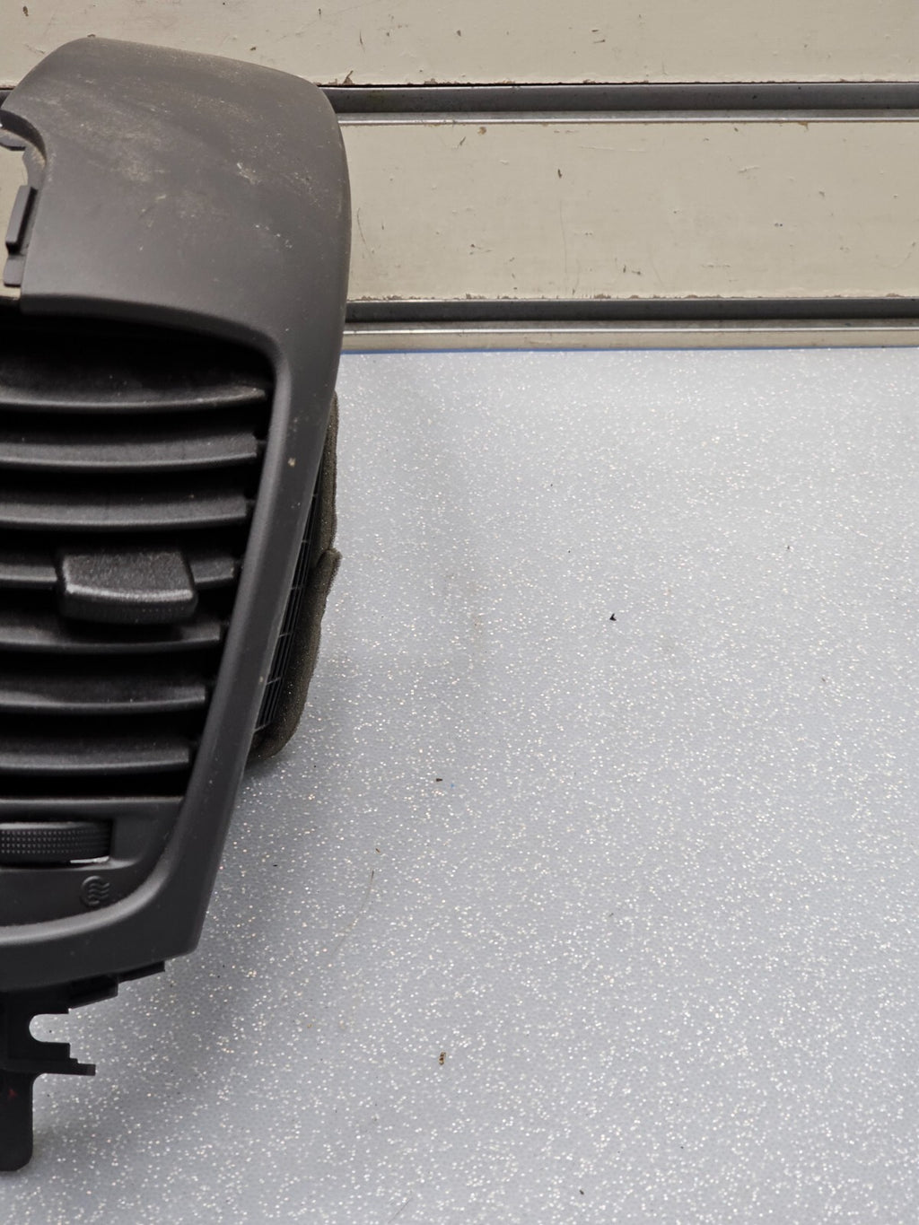 08-09 KIA SORENTO CENTRE DASH RIGHT PASSENGER AIR VENT HEATER CONDITIONING BLACK
