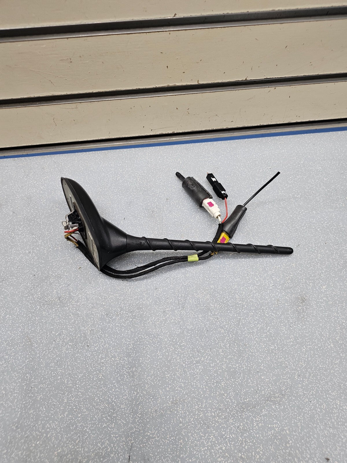 13-16 Dodge Dart 11-14 Avenger Durango Chrysler 200 Roof Top Radio Mount Antenna