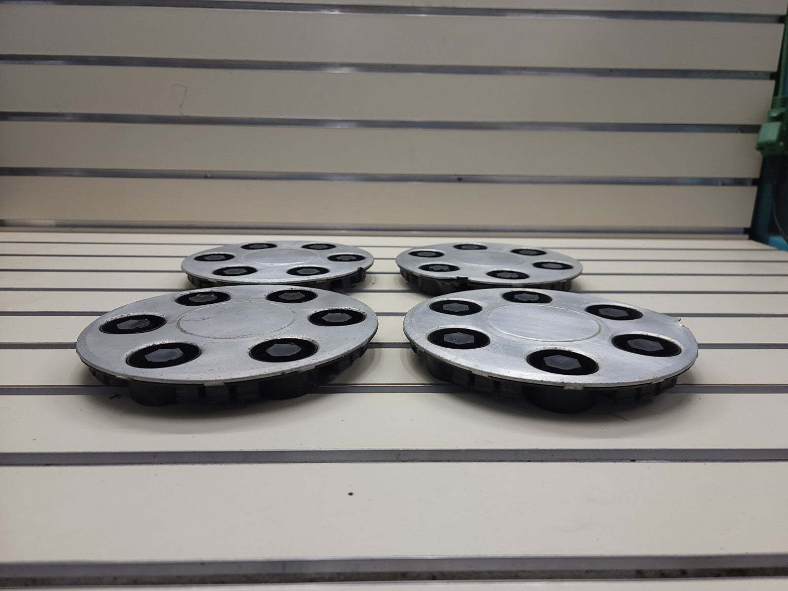 2003 -2007 Tahoe Avalanche Silverado 1500 OEM Wheel Center Cap no emblem