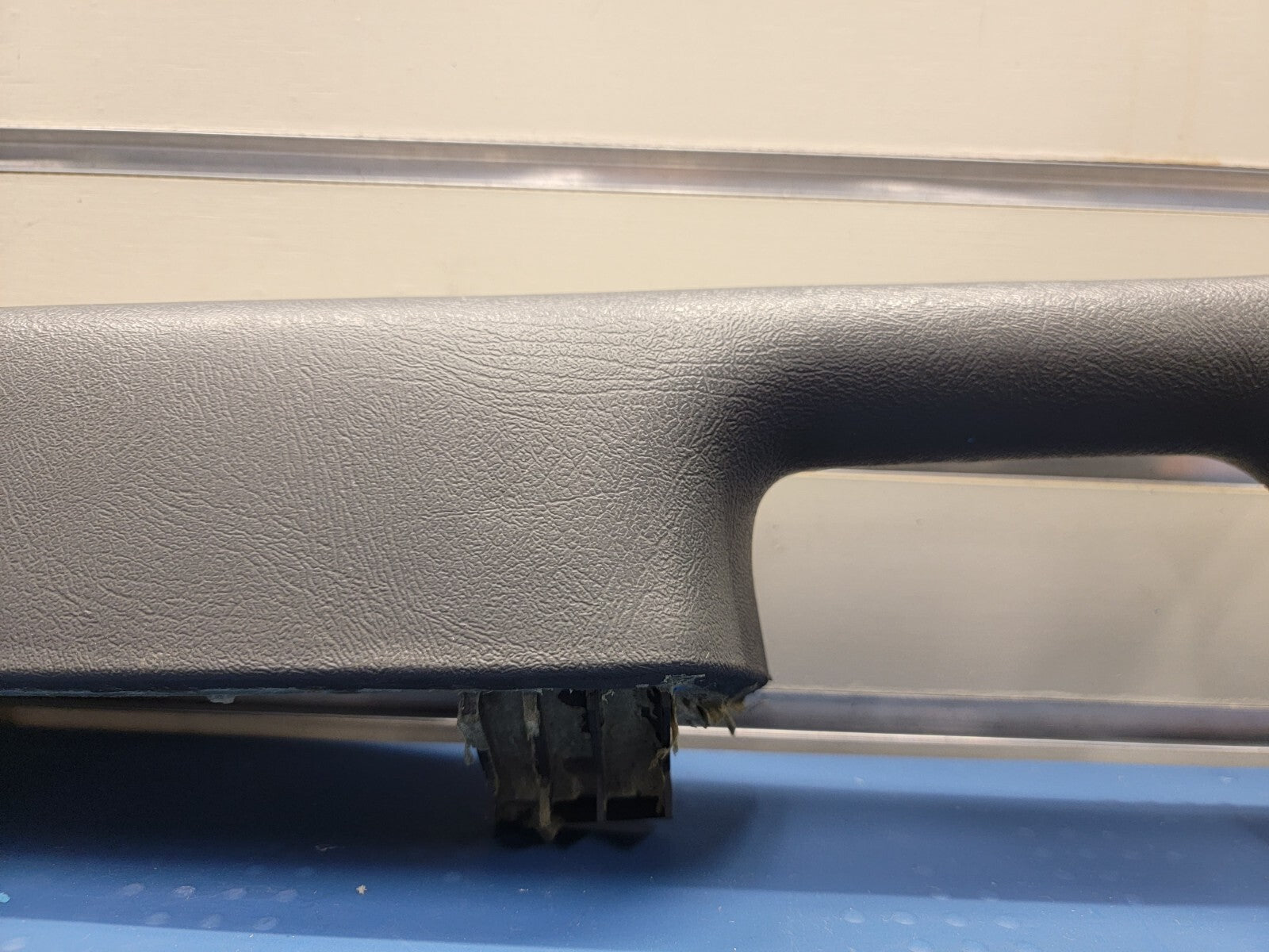 03-06 Silverado SIERRA TAHOE Door Panel ARMREST Front right Handle graphite H2