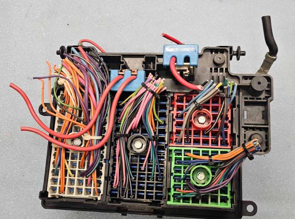 🔥99-02 Sierra Silverado Fuse Box Relay Unit Integrated Power Module Block