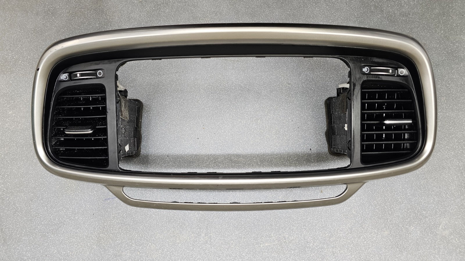 🔥16-18 KIA SORENTO RADIO CENTER DASH SURROUND BEZEL TRIM VENTS Assembly Silver