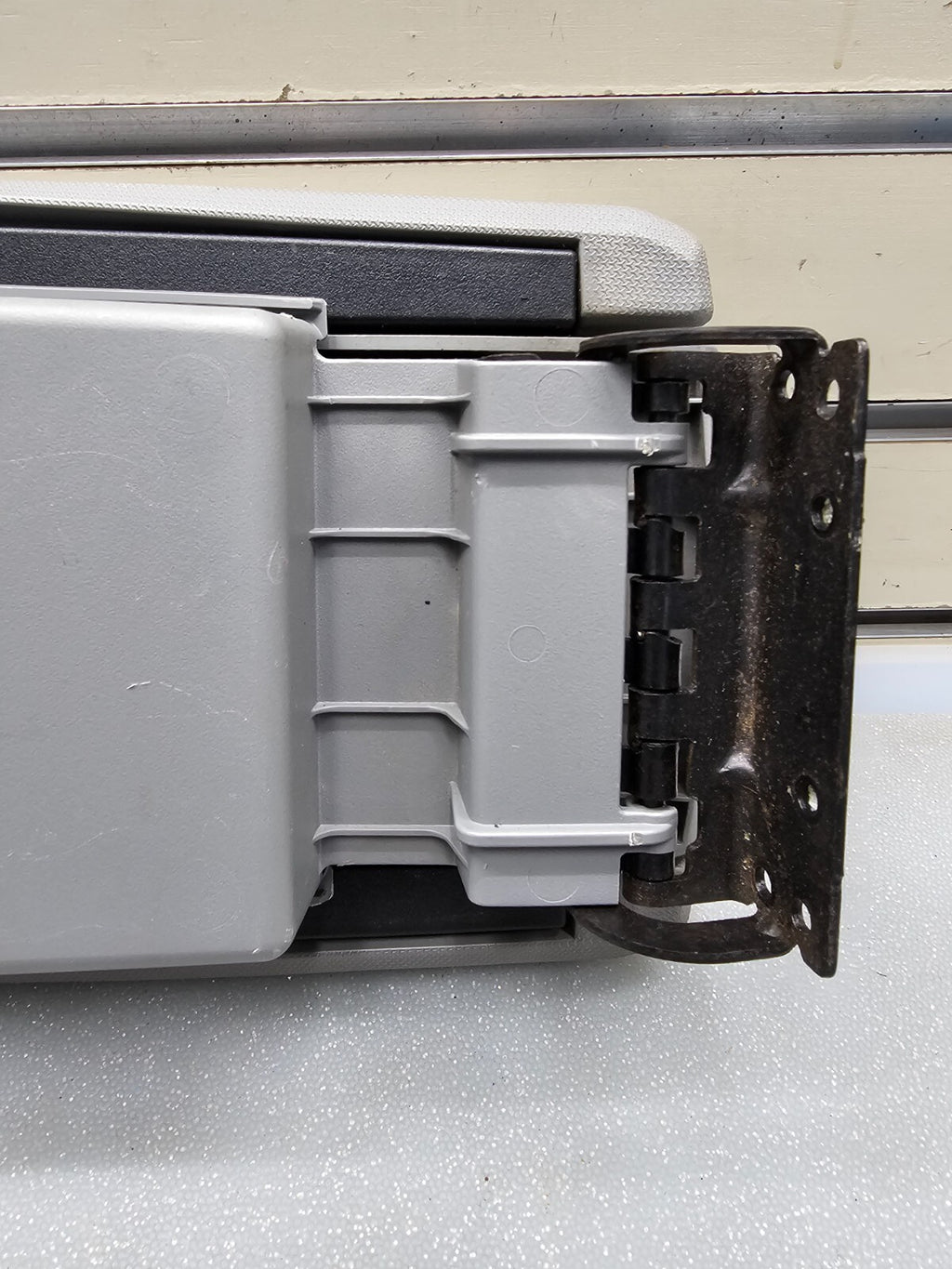 07-10 Chrysler Sebring Center Console Lid Armrest Storage Assembly Top Gray OEM