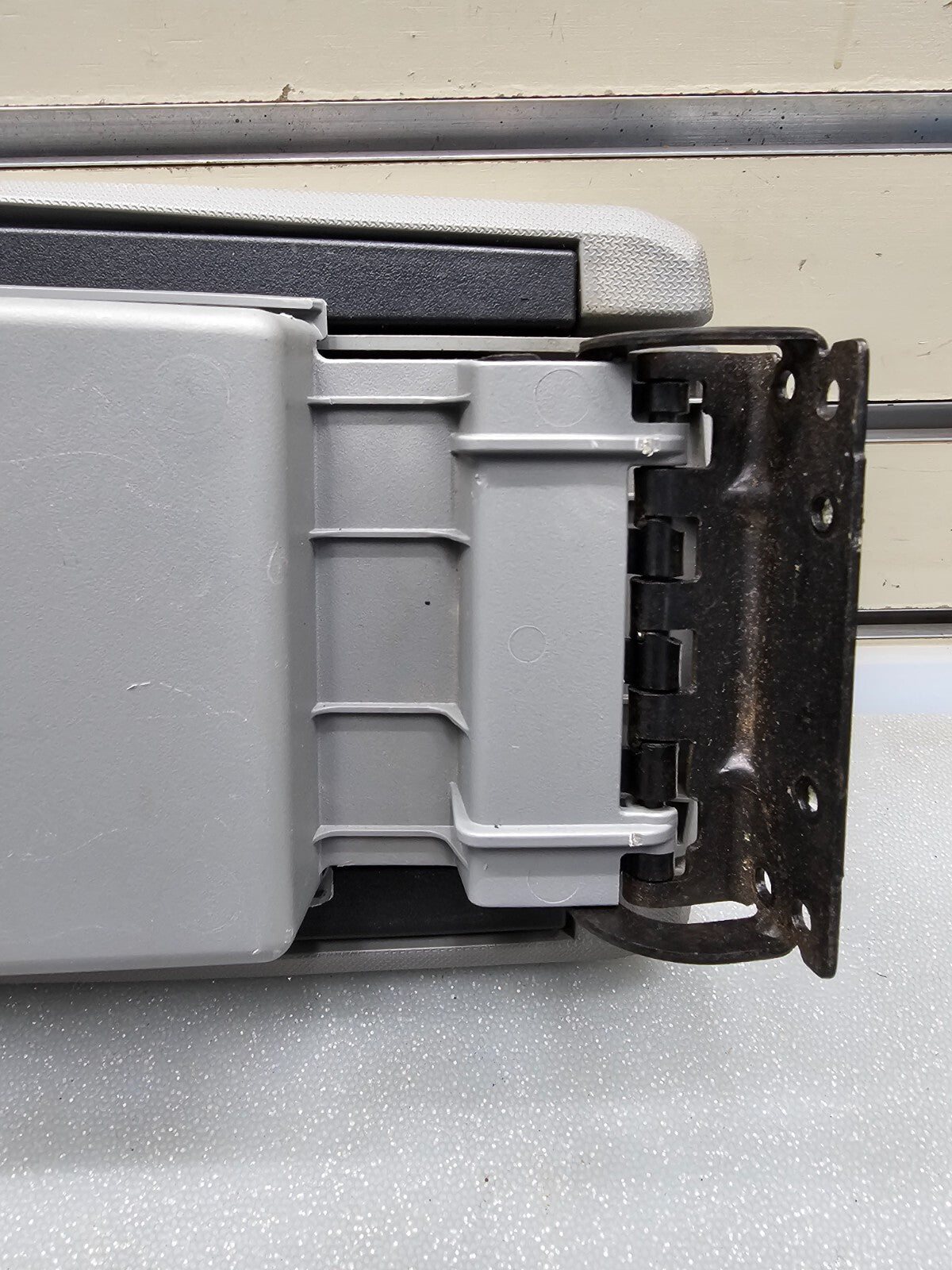 07-10 Chrysler Sebring Center Console Lid Armrest Storage Assembly Top Gray OEM
