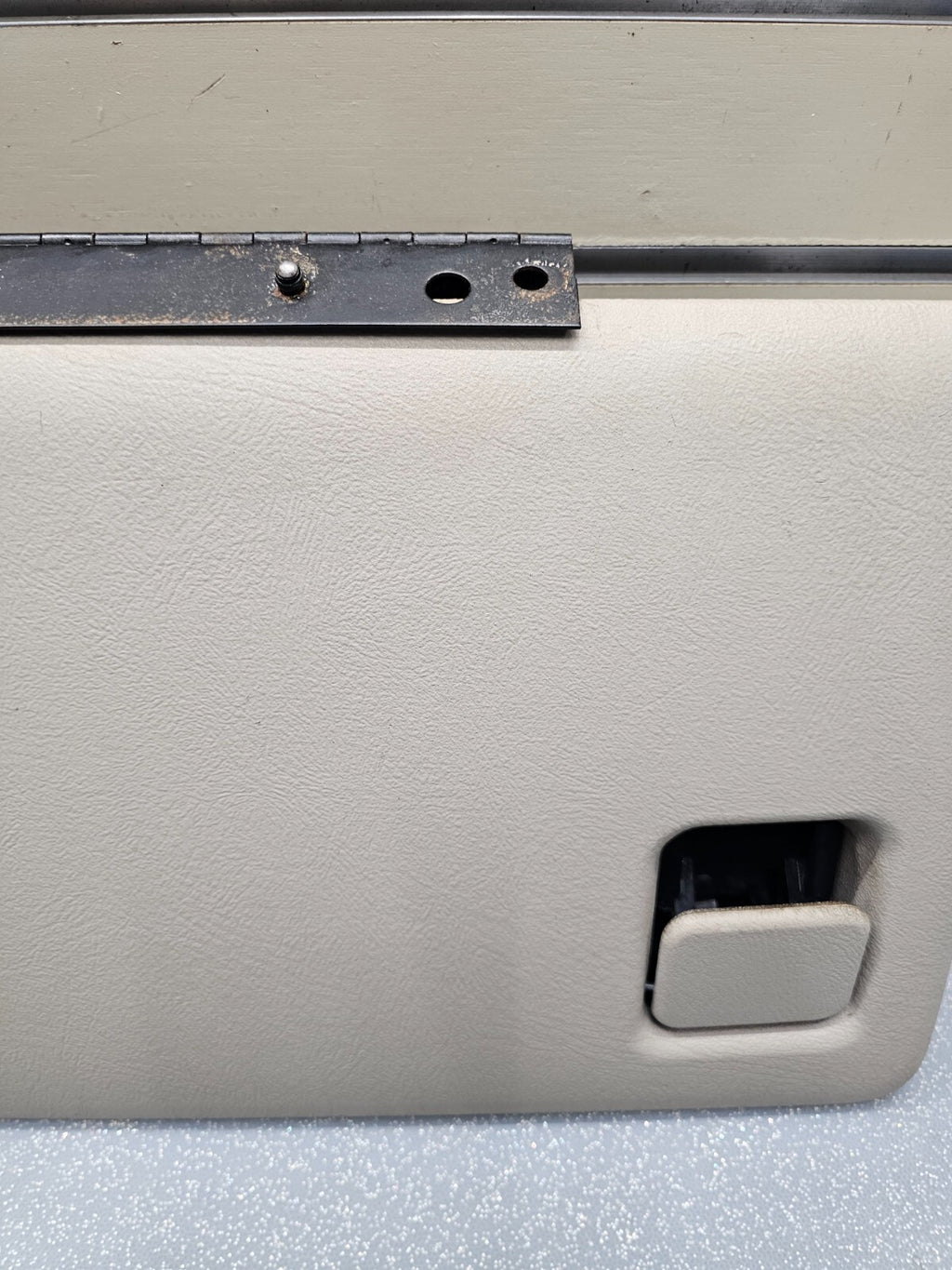 99-06 SILVERADO SIERRA Dash GLOVE BOX Storage Compartment Assembly Light TAN G3