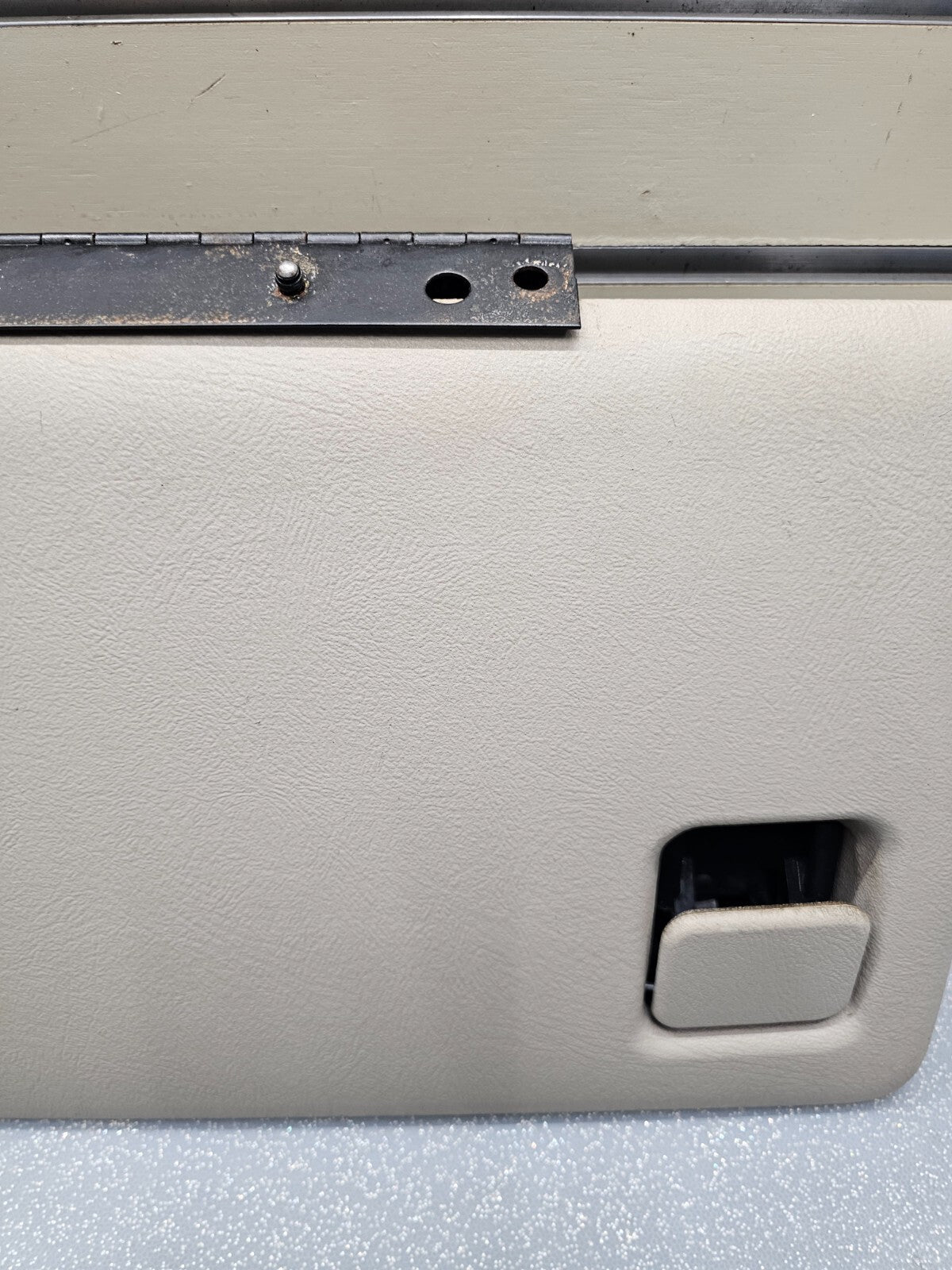 99-06 SILVERADO SIERRA Dash GLOVE BOX Storage Compartment Assembly Light TAN G3