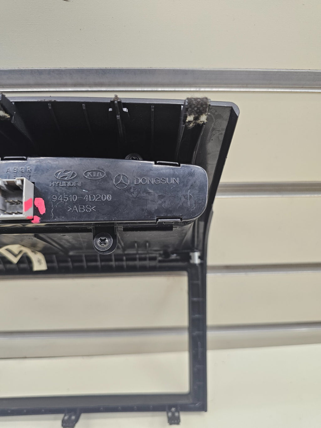 06-14 Kia Sedona Center Dash Radio Bezel Trim Panel Digital Clock Molding Black