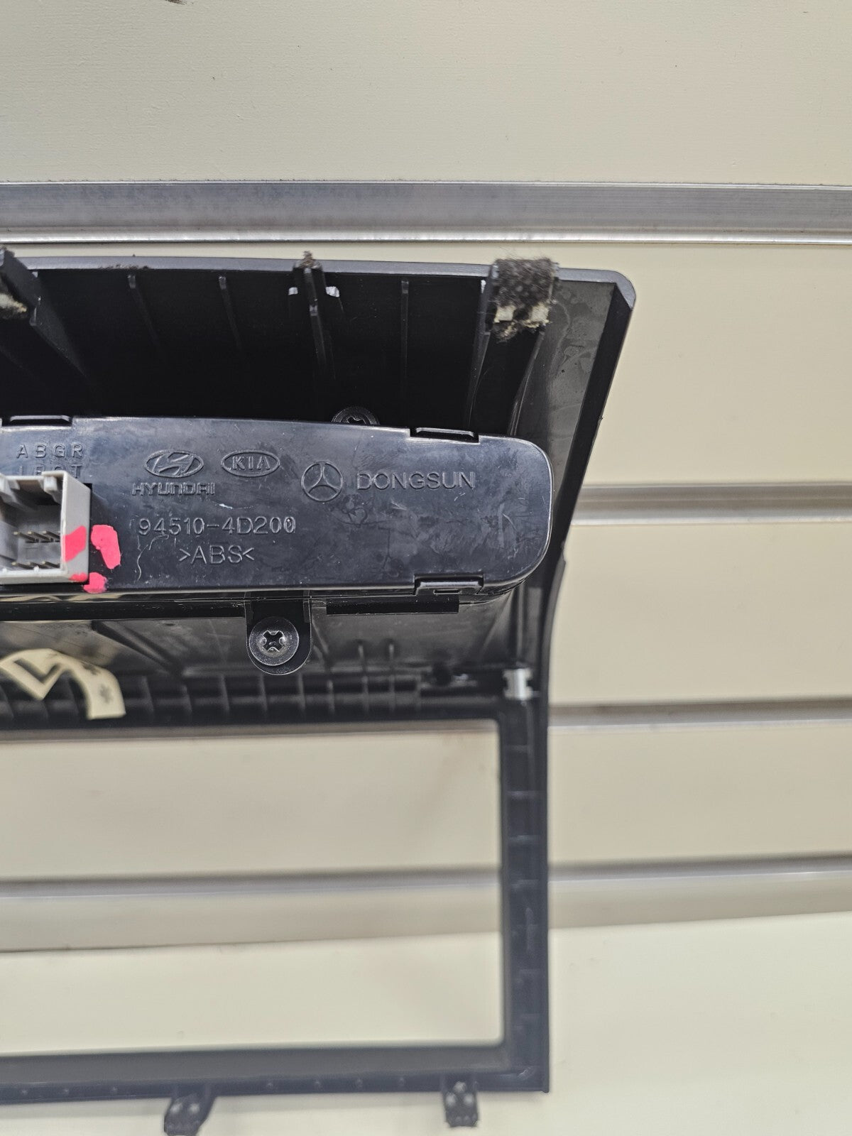 06-14 Kia Sedona Center Dash Radio Bezel Trim Panel Digital Clock Molding Black