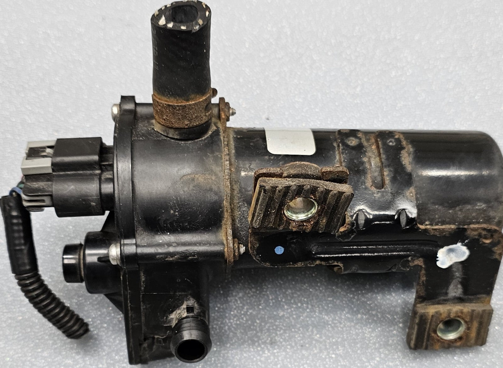 03-06 Silverado Sierra Tahoe Yukon Brake Vacuum Valve Booster Supplemental Pump