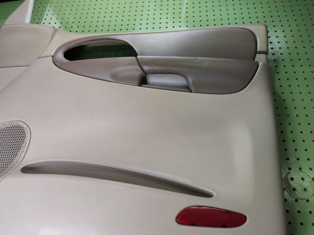 🔥2002-2009 CHEVY TRAILBLAZER Door Panel  Front RIGHT Passenger Armrest TAN D8