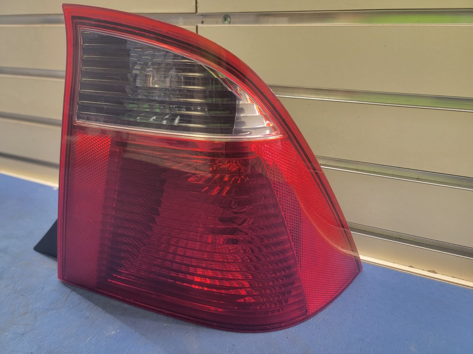 2005-2007 Ford Focus Tail Light Lamp Right Passenger Side Assembly Chrome