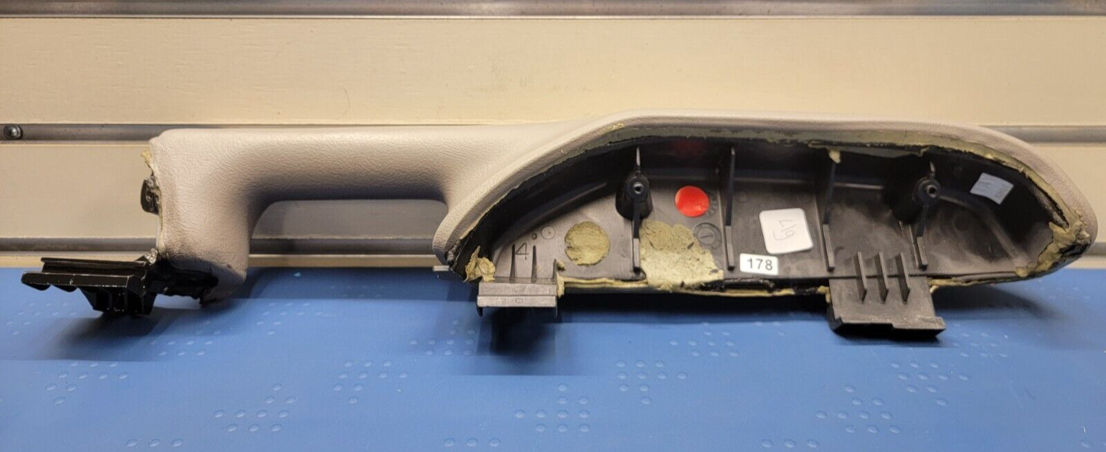 03-06 Silverado SIERRA TAHOE Door Panel ARMREST Front right Handle light gray H2