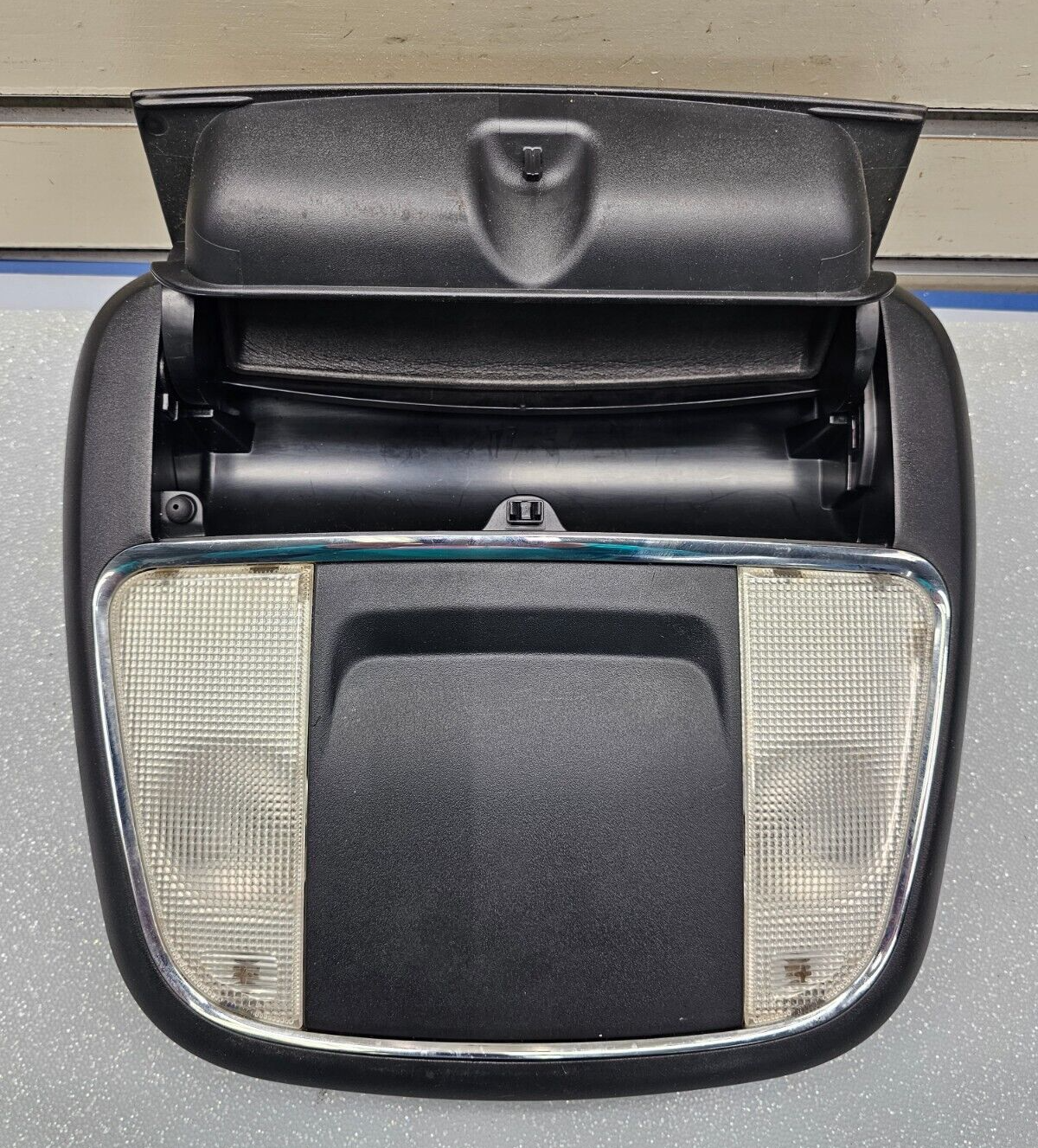 14-20 DODGE DURANGO CENTER OVERHEAD CONSOLE ROOF DOME LIGHT STORAGE COMPARTMENT
