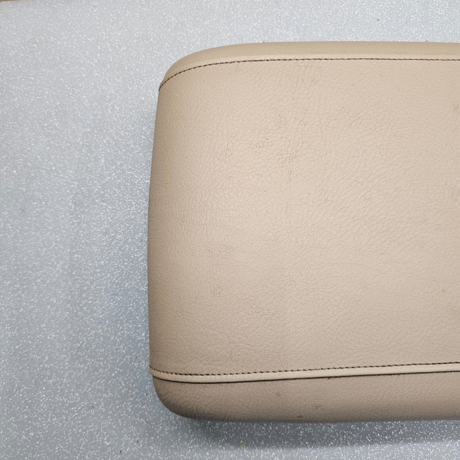 03-06 EXPEDITION Center Console Arm Rest Storage Cover Top Pad Lid Assembly Tan