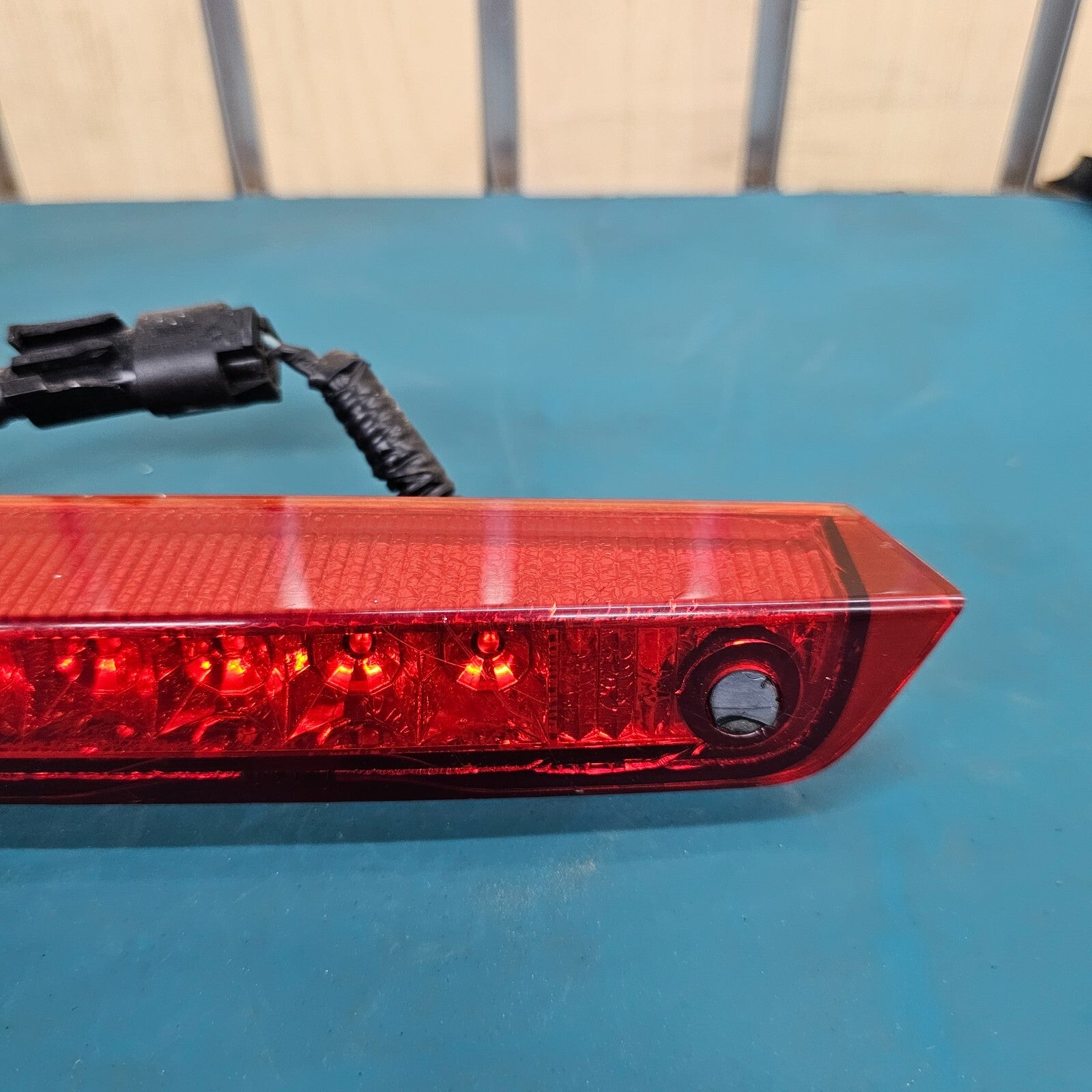 🔥08-10 VUE 10-13 CAPTIVA CENTER THIRD HIGH MOUNT BRAKE TAIL LIGHT LAMP ASSEMBLY