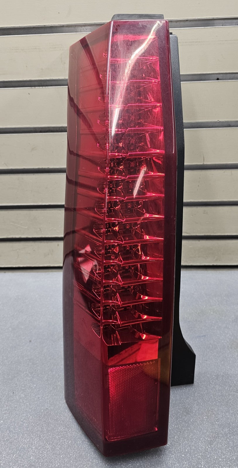 🔥04-09 CADILLAC SRX LEFT DRIVER MASTER REAR BRAKE TAIL STOP LIGHT LAMP ASSEMBLY