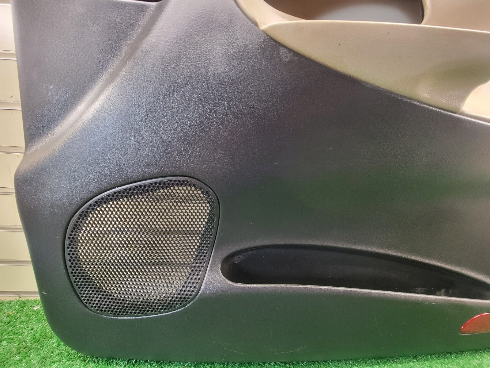 🔥2002-2009 CHEVY TRAILBLAZER Door Panel Front PASSENGER armrest BLACK/TAN D8