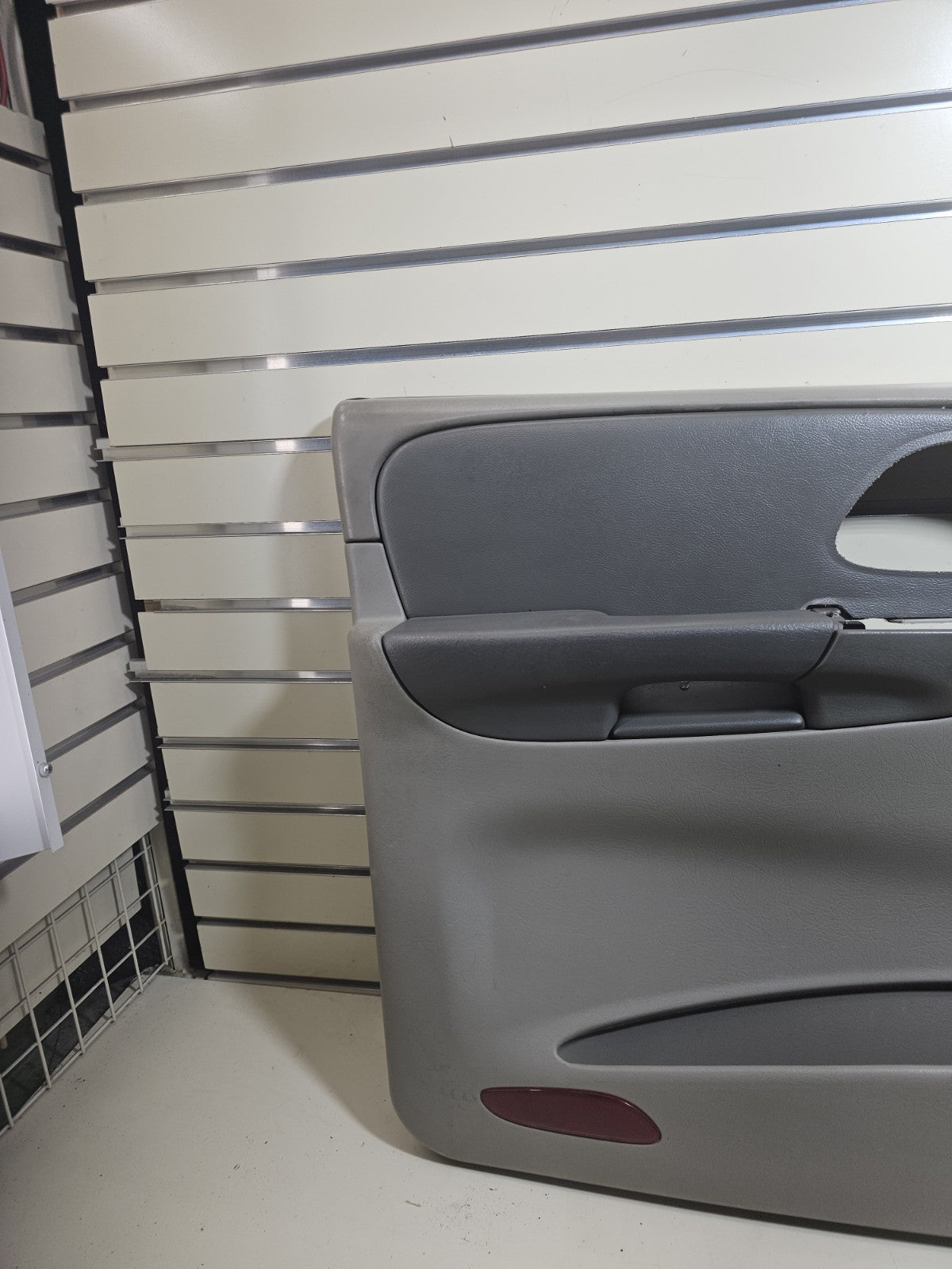 🔥02-09 CHEVY TRAILBLAZER Door Panel  Front LEFT Driver Arm Rest LIGHT GRAY D8