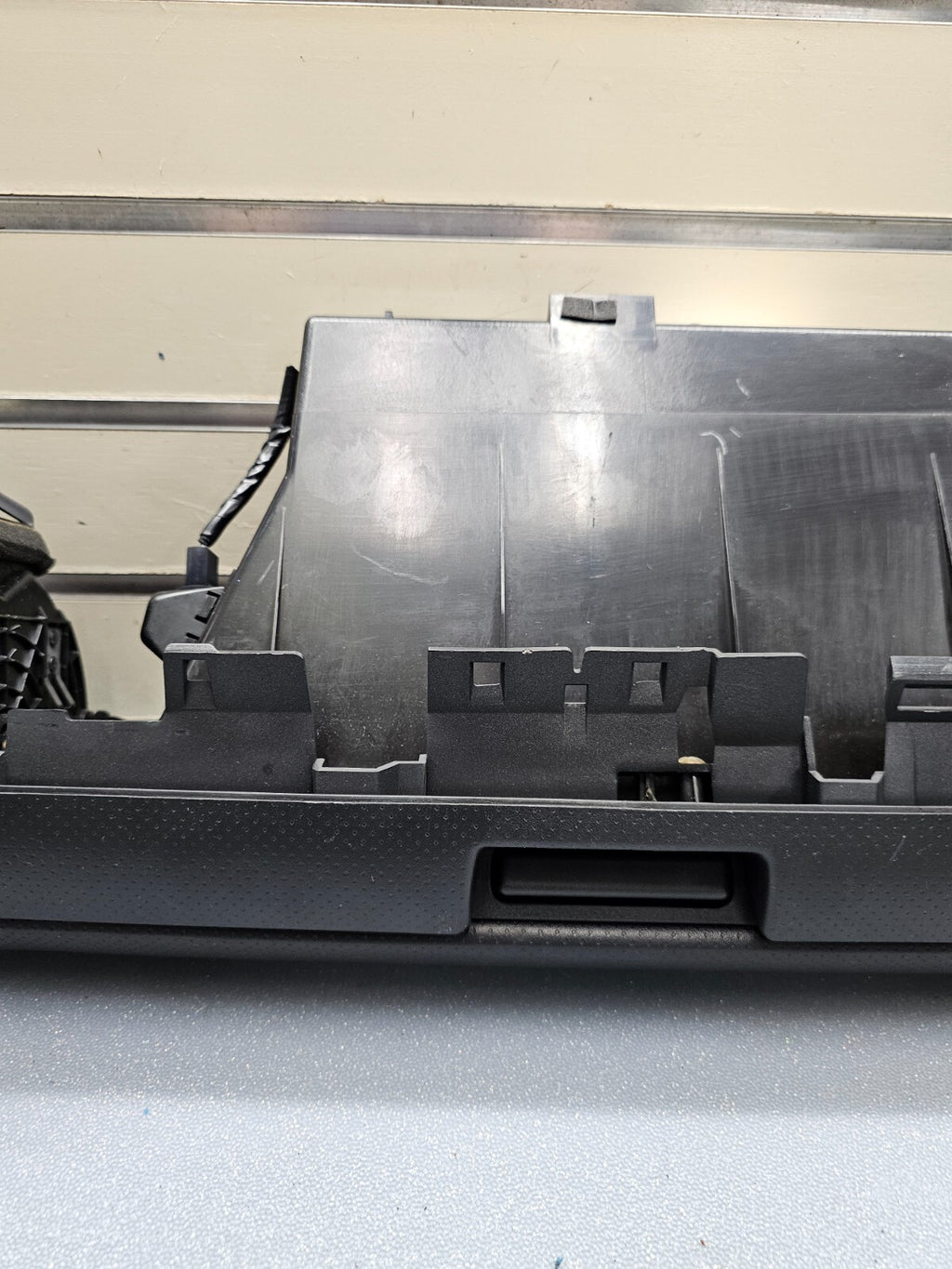 🔥03-07 Infiniti G35 Coupe Dash Upper Glove Box Storage Compartment Cover Black