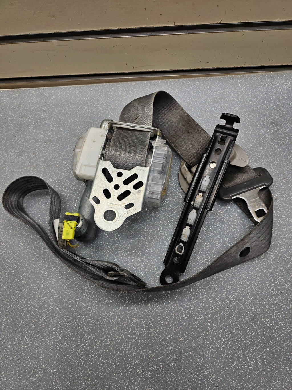 🔥2004 - 2009 TOYOTA PRIUS REAR LEFT OR RIGHT GRAY SEAT BELT  OEM