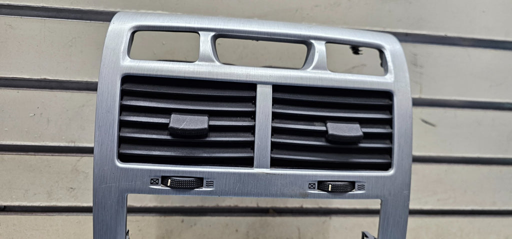 🔥05-09 KIA SPORTAGE CENTER DASH RADIO BEZEL TRIM CLIMATE CONTROL OEM SILVER