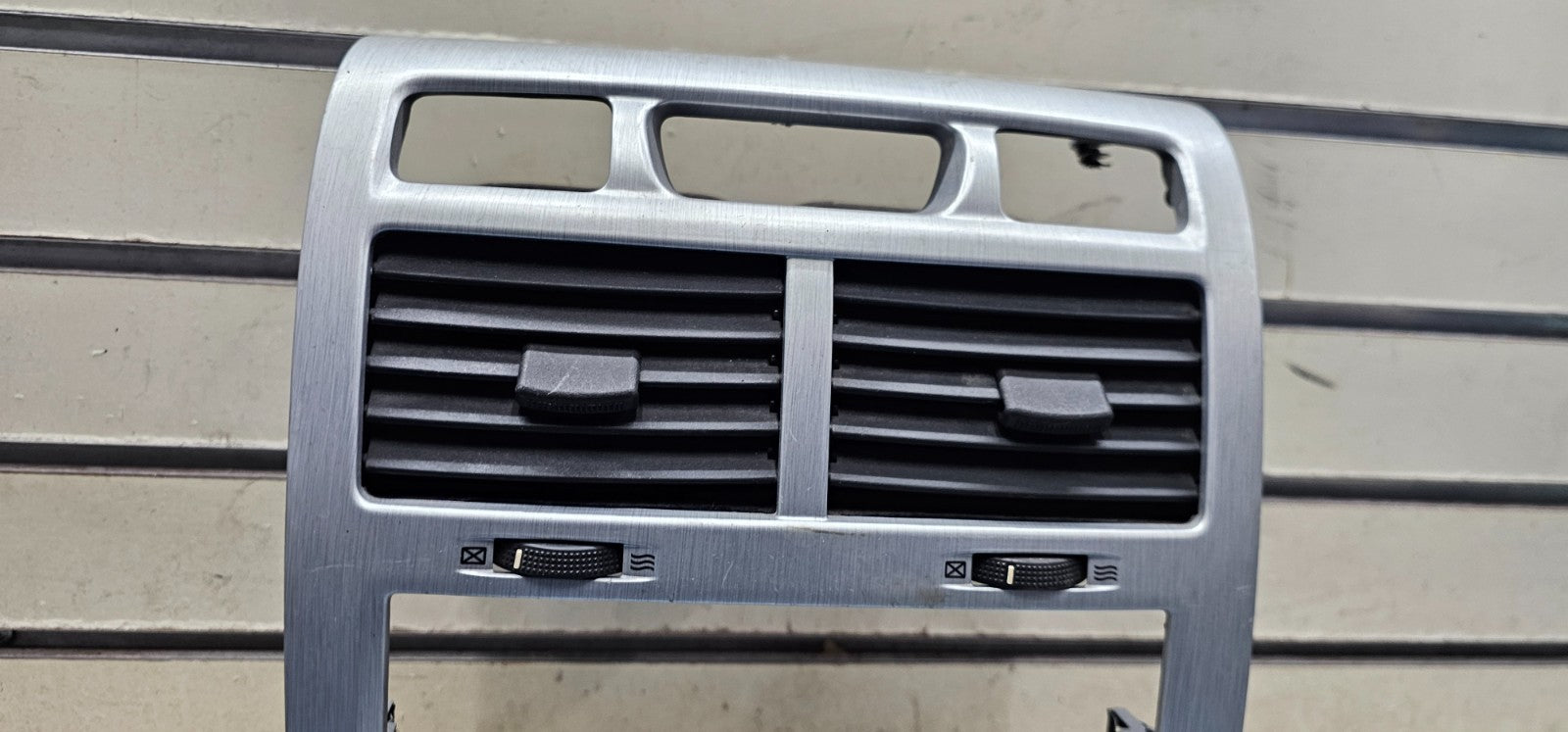 🔥05-09 KIA SPORTAGE CENTER DASH RADIO BEZEL TRIM CLIMATE CONTROL OEM SILVER