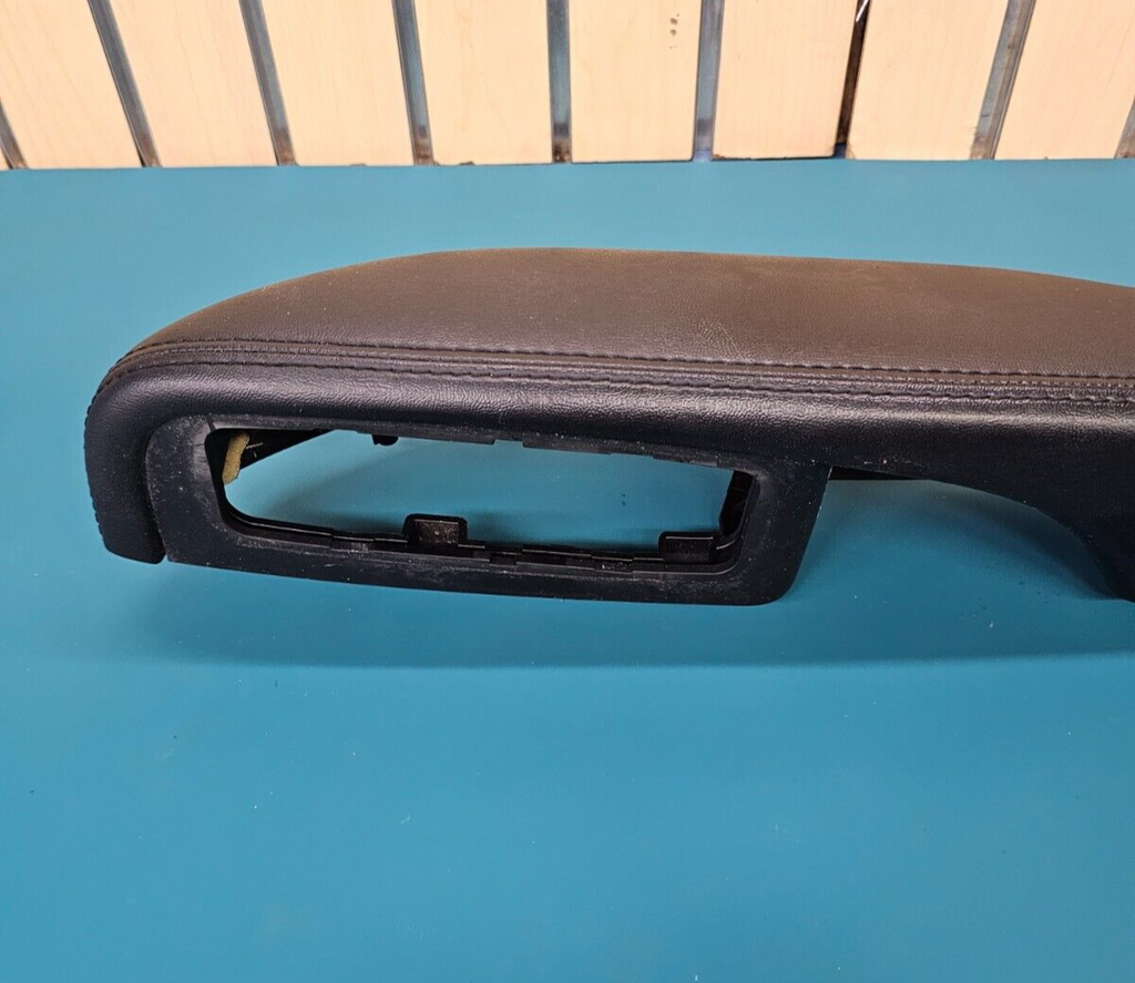 17-20 CHRYSLER PACIFICA FRONT LEFT DRIVER DOOR TRIM PANEL HANDLE ARM REST BLACK