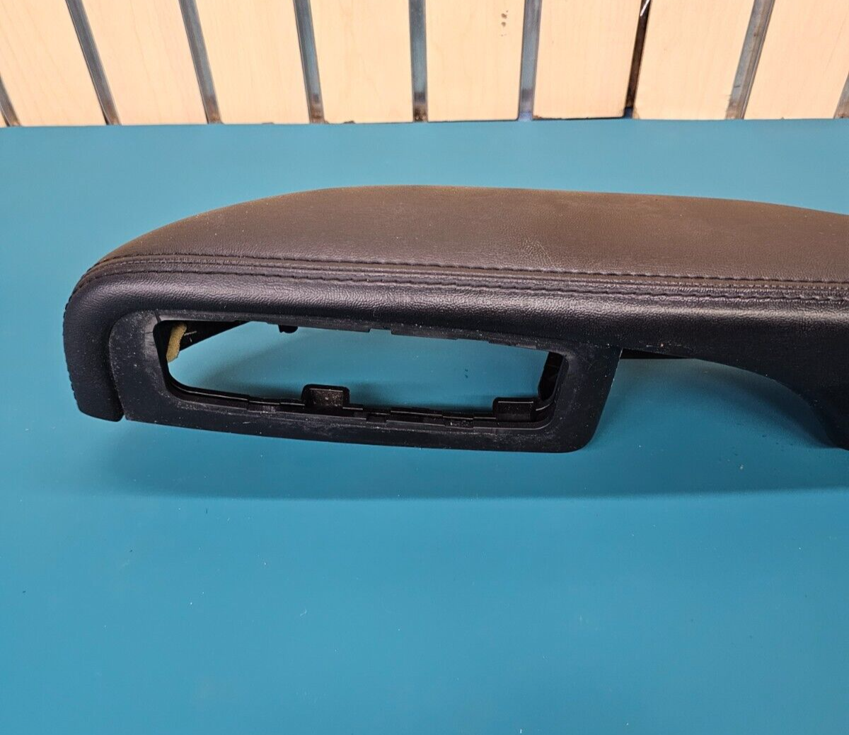 17-20 CHRYSLER PACIFICA FRONT LEFT DRIVER DOOR TRIM PANEL HANDLE ARM REST BLACK